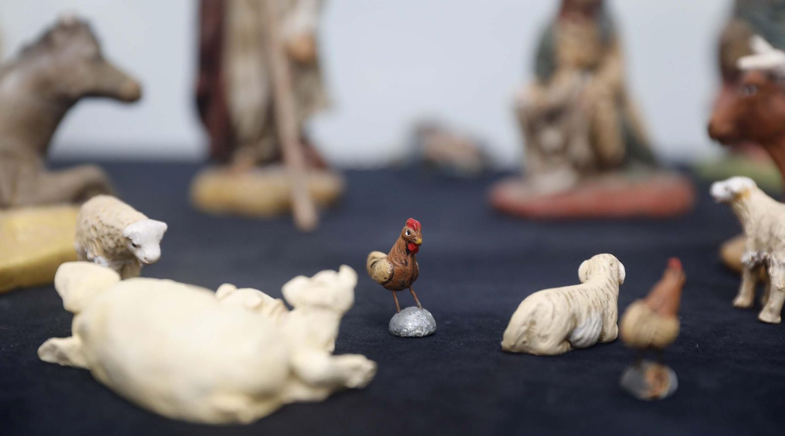 Hilos de Navidad: Las tejedoras de Recrearte llenan el Museo Municipal de Algeciras con las decoraciones en coché