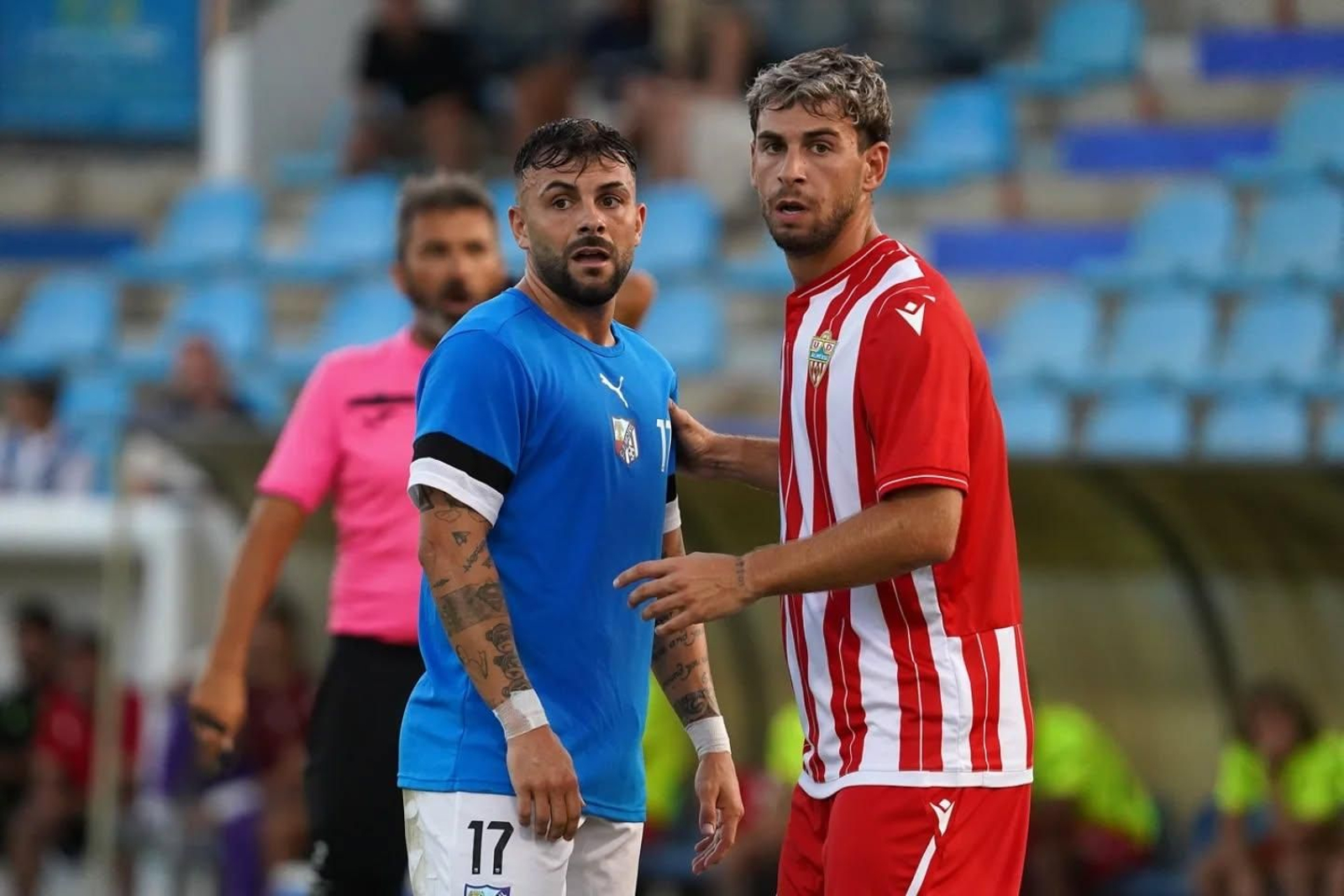 Miguel Romera marca a un rival durante una acción del amistoso de pretemporada disputado por los rojiblancos en Motril.