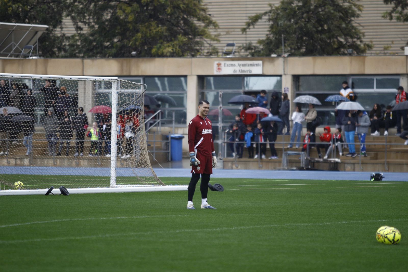 Andrés Fernández durante el entrenamiento a puerta abierta del pasado lunes con el público de fondo.