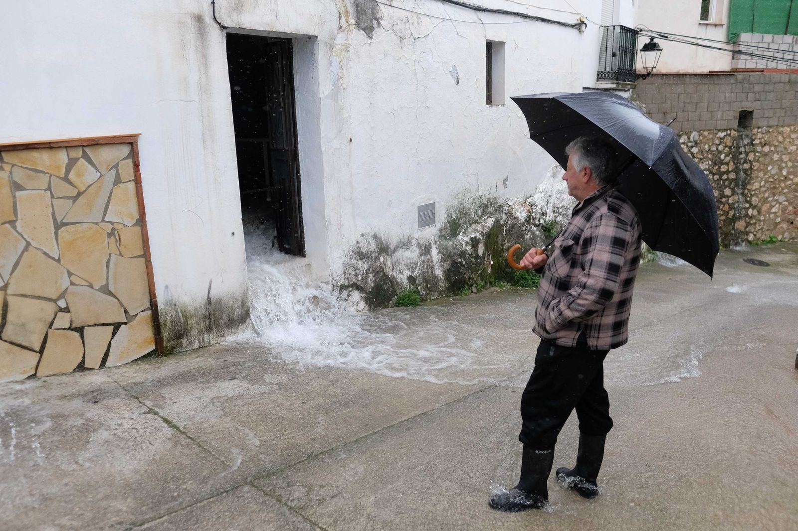 Agua saliendo de una vivienda de Benaoján, este fin de semana.