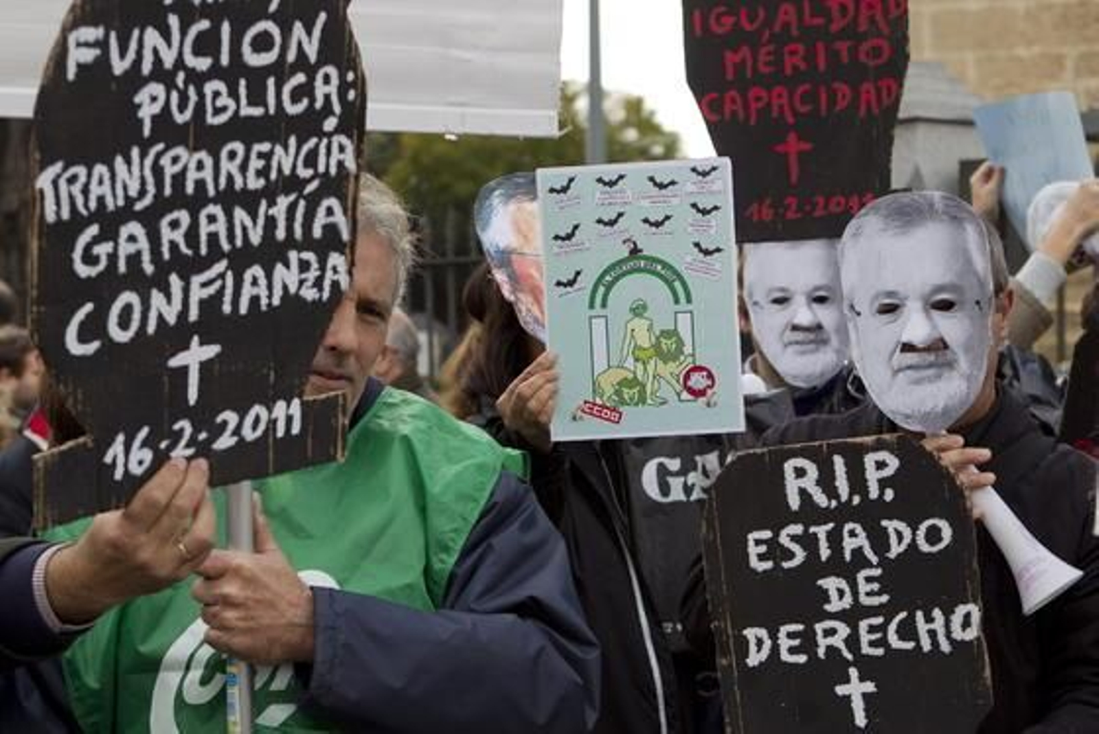 Funcionarios, miembros de los sindicatos CSIF, Safja y Ustea, protestan a las puertas del Parlamento contra la reforma del sector público.

Foto: EFE