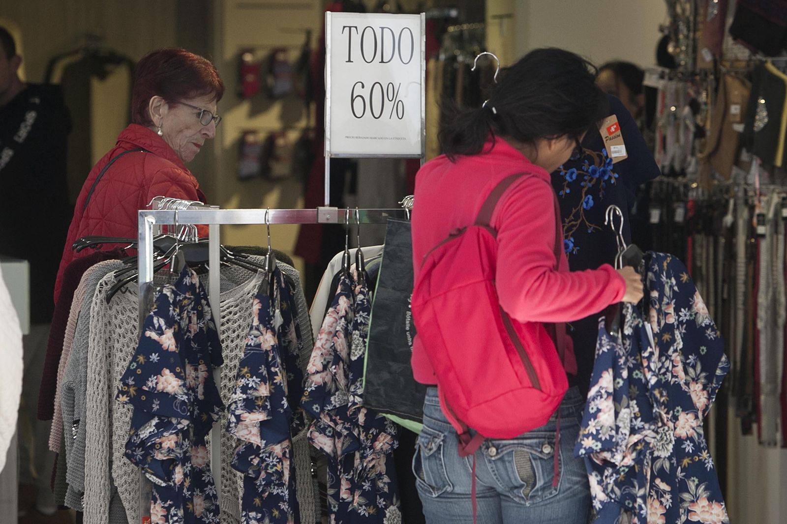 Ambiente de rebajas en el centro comercial Bahía Sur.