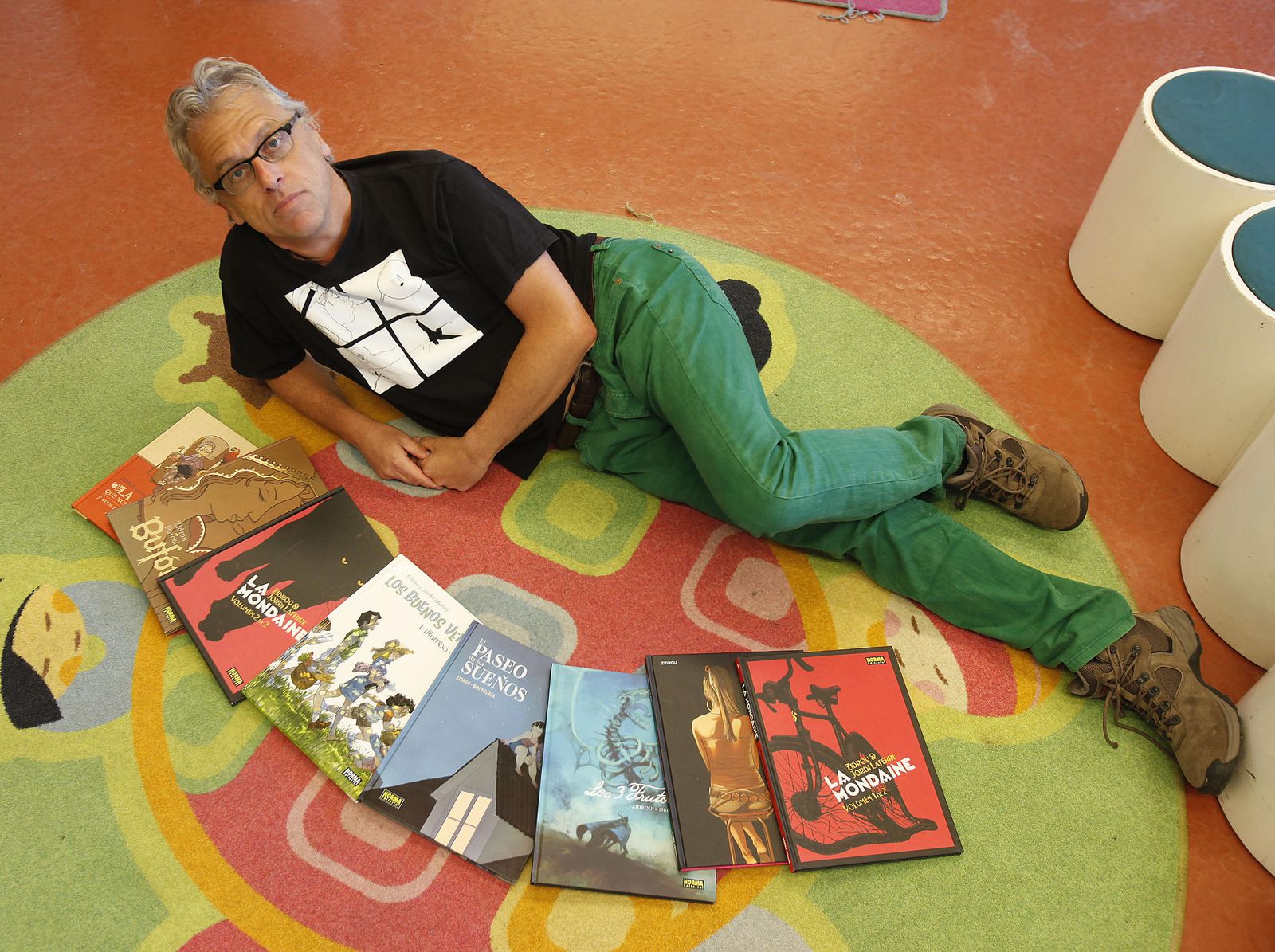 Zidrou, con sus obras.