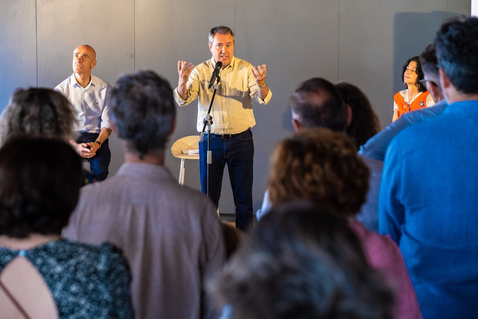 Espadas en un acto en Sevilla con representantes del sector cultural