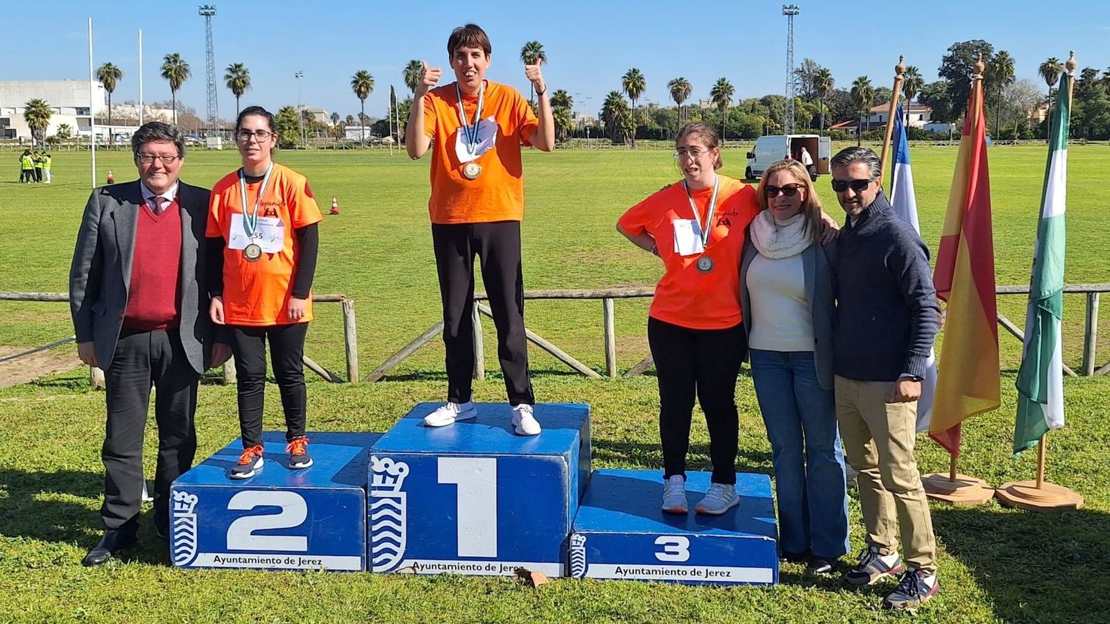 José Ángel Aparicio, en la entrega de medallas a los ganadores de una de las pruebas.,