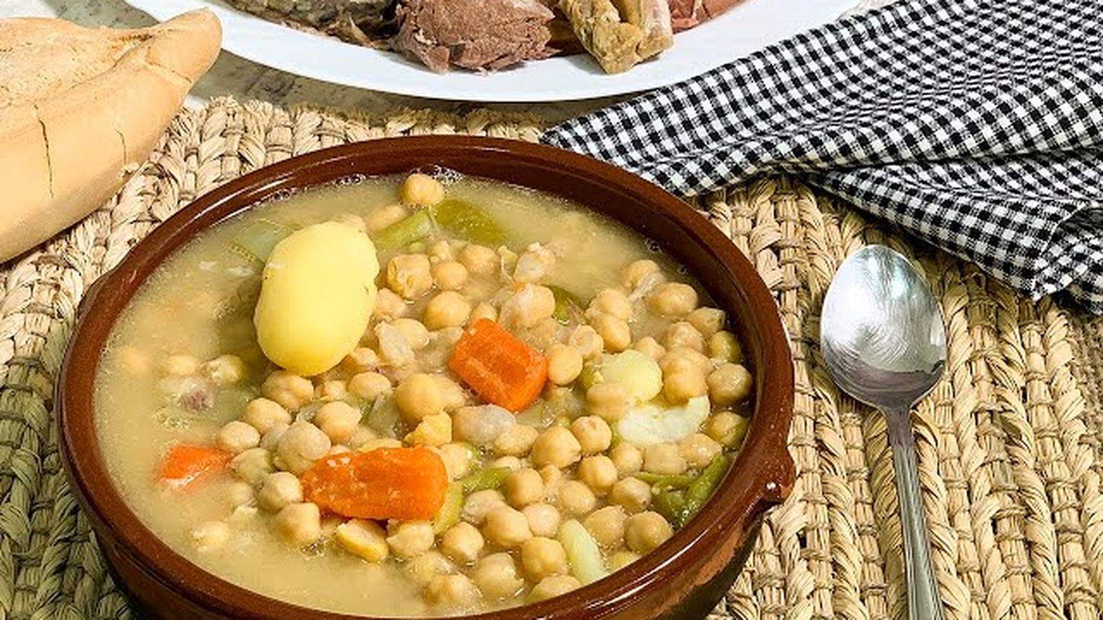 El puchero es un plato que incluye como legumbre los garbanzos o habichuelas