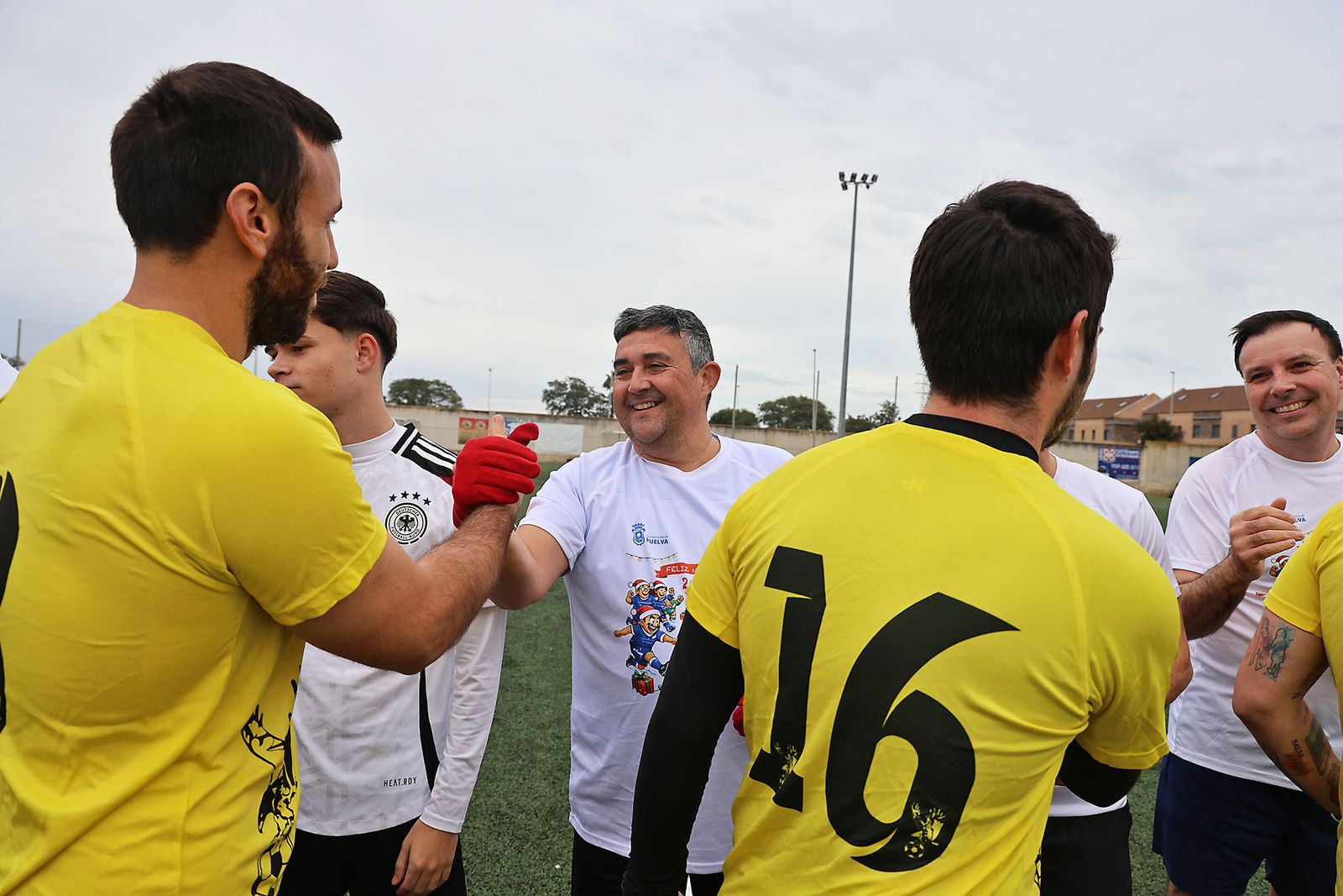 Periodistas y políticos disputan su tradicional partido navideño de fútbol
