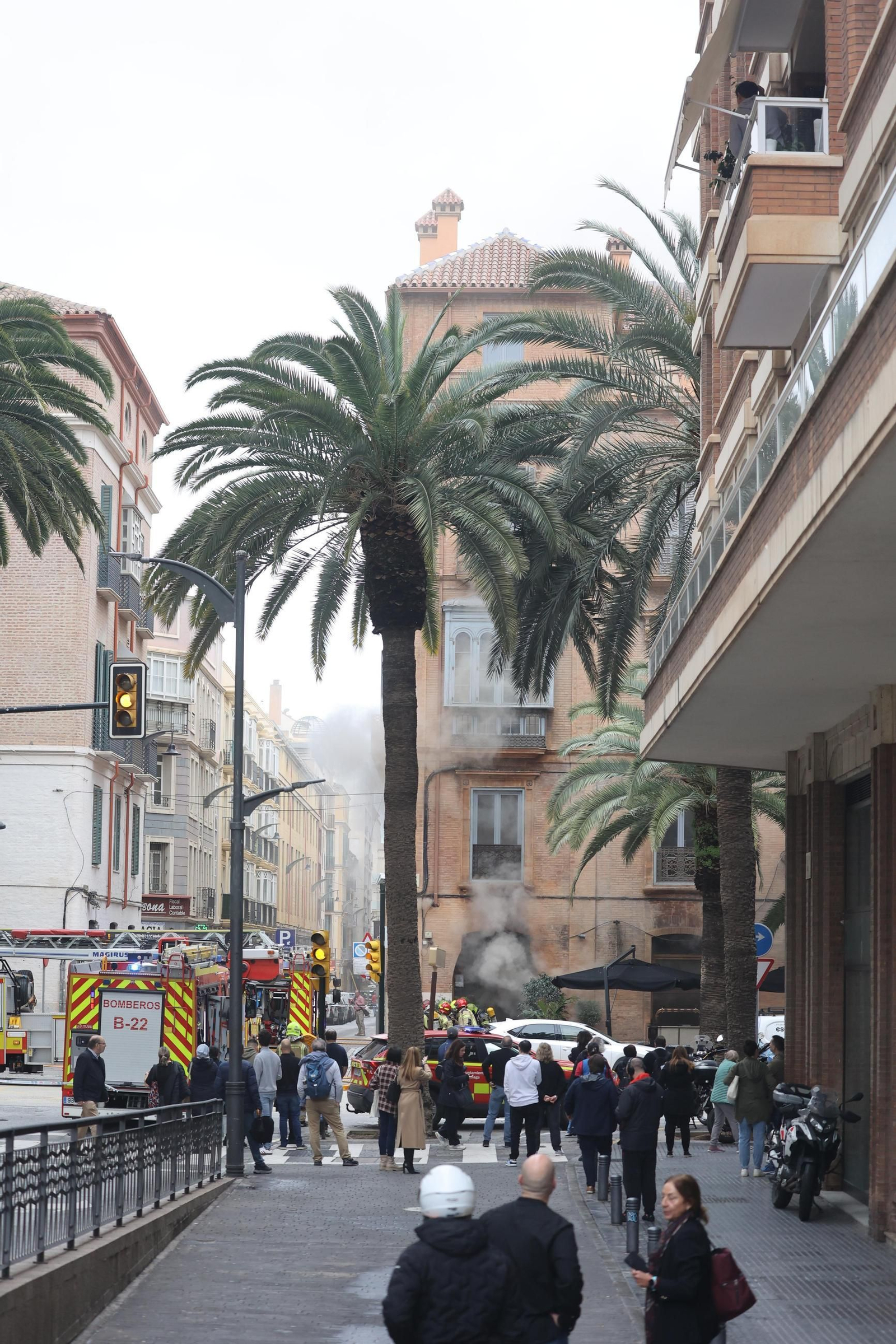 Bomberos apagan el incendio del restaurante de Málaga, en imágenes