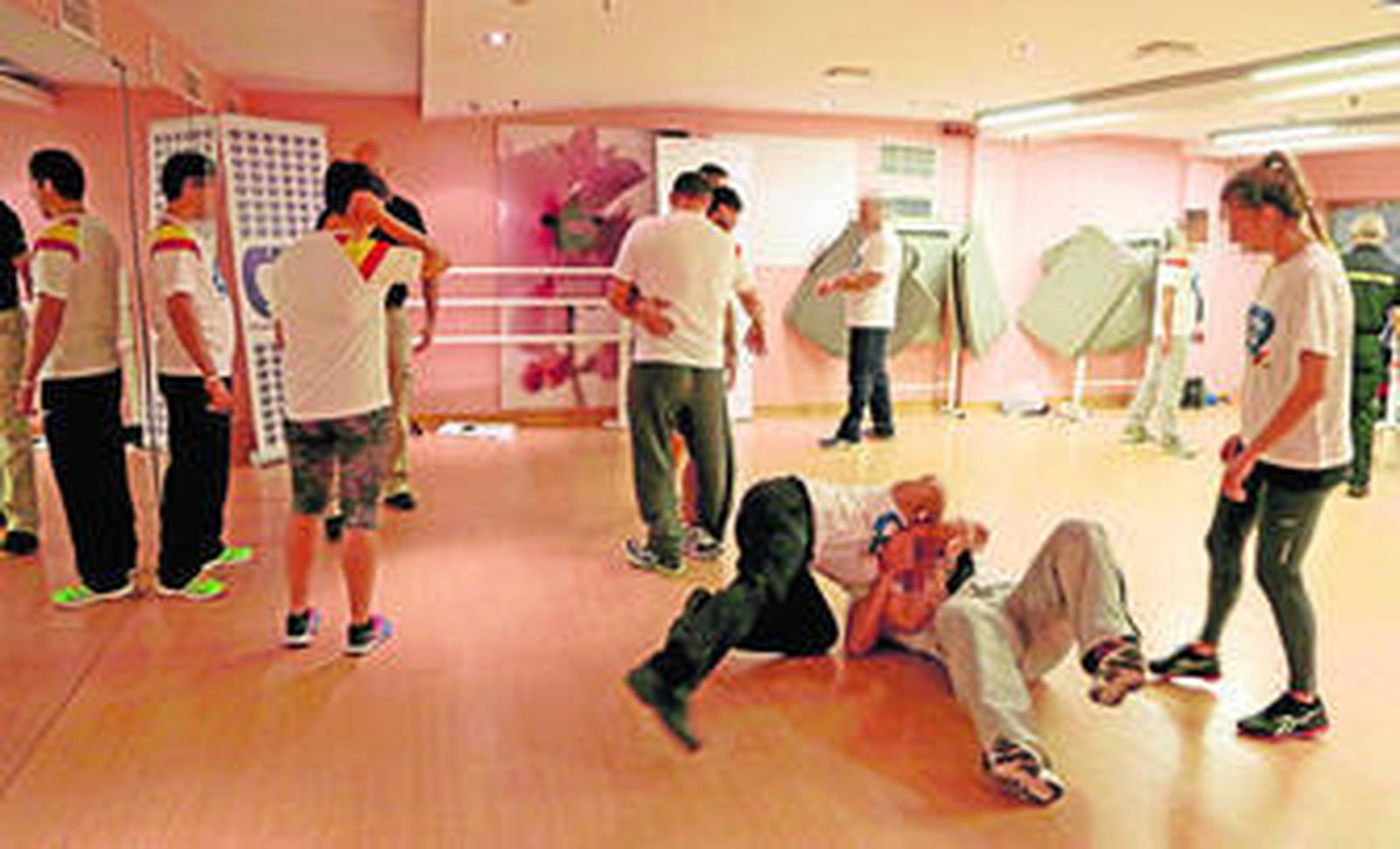 Un momento de las prácticas que ayer realizaron agentes nacionales, locales y guardias civiles durante este curso de formación continua.