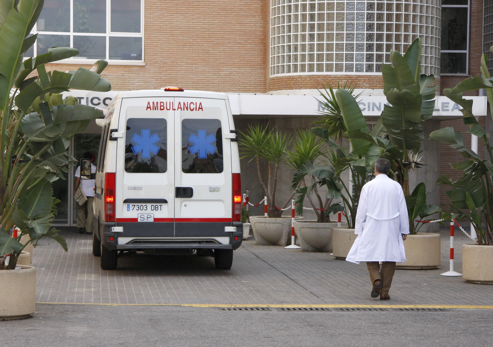 Un médico del Virgen del Rocío, a las afueras del hospital.