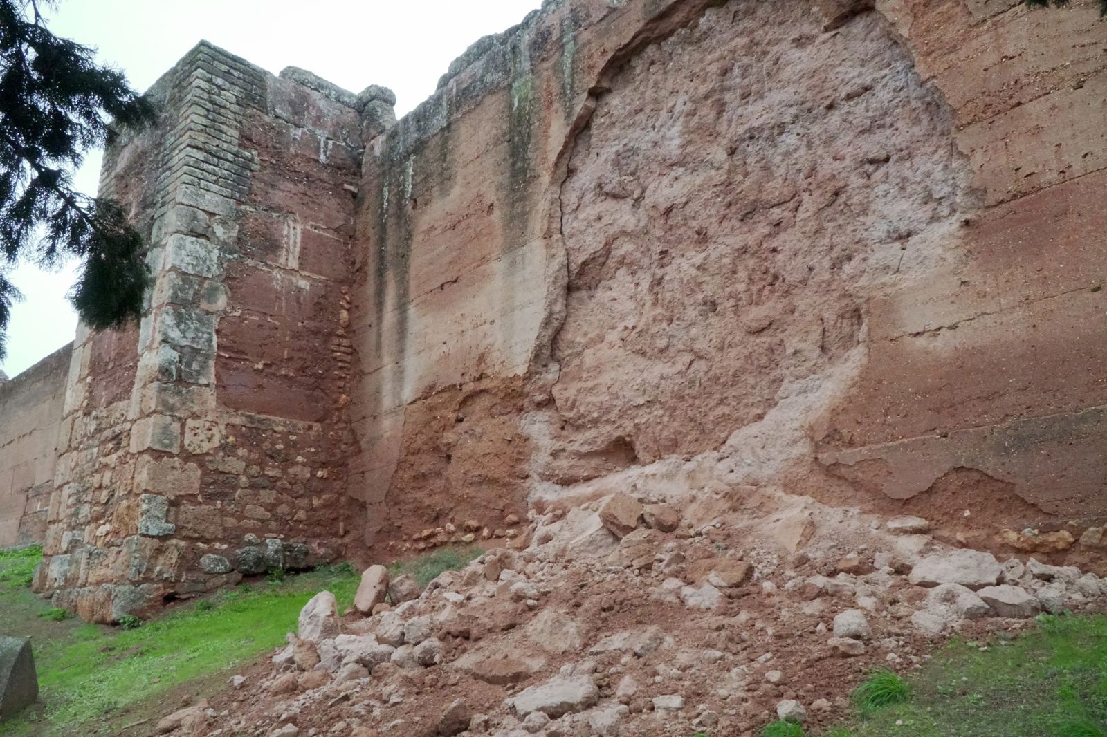 Una de las zonas afectadas de la muralla de Niebla.