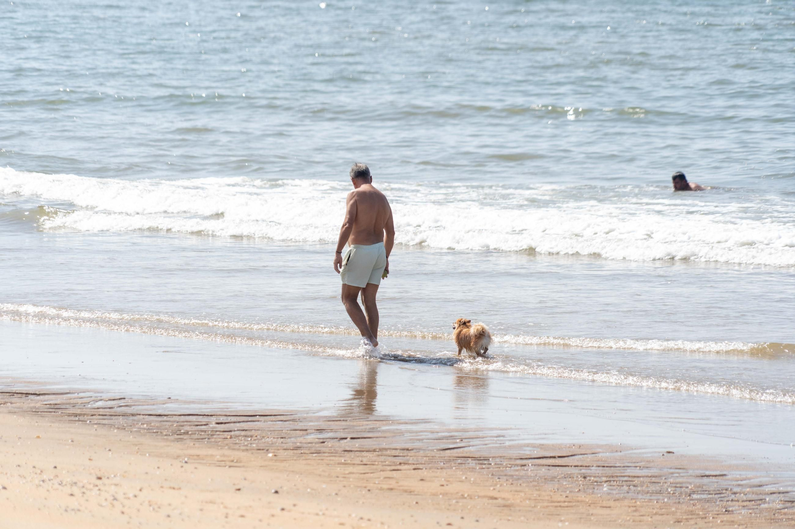 Una mañana de domingo en El Espigón, la playa de Huelva capital.