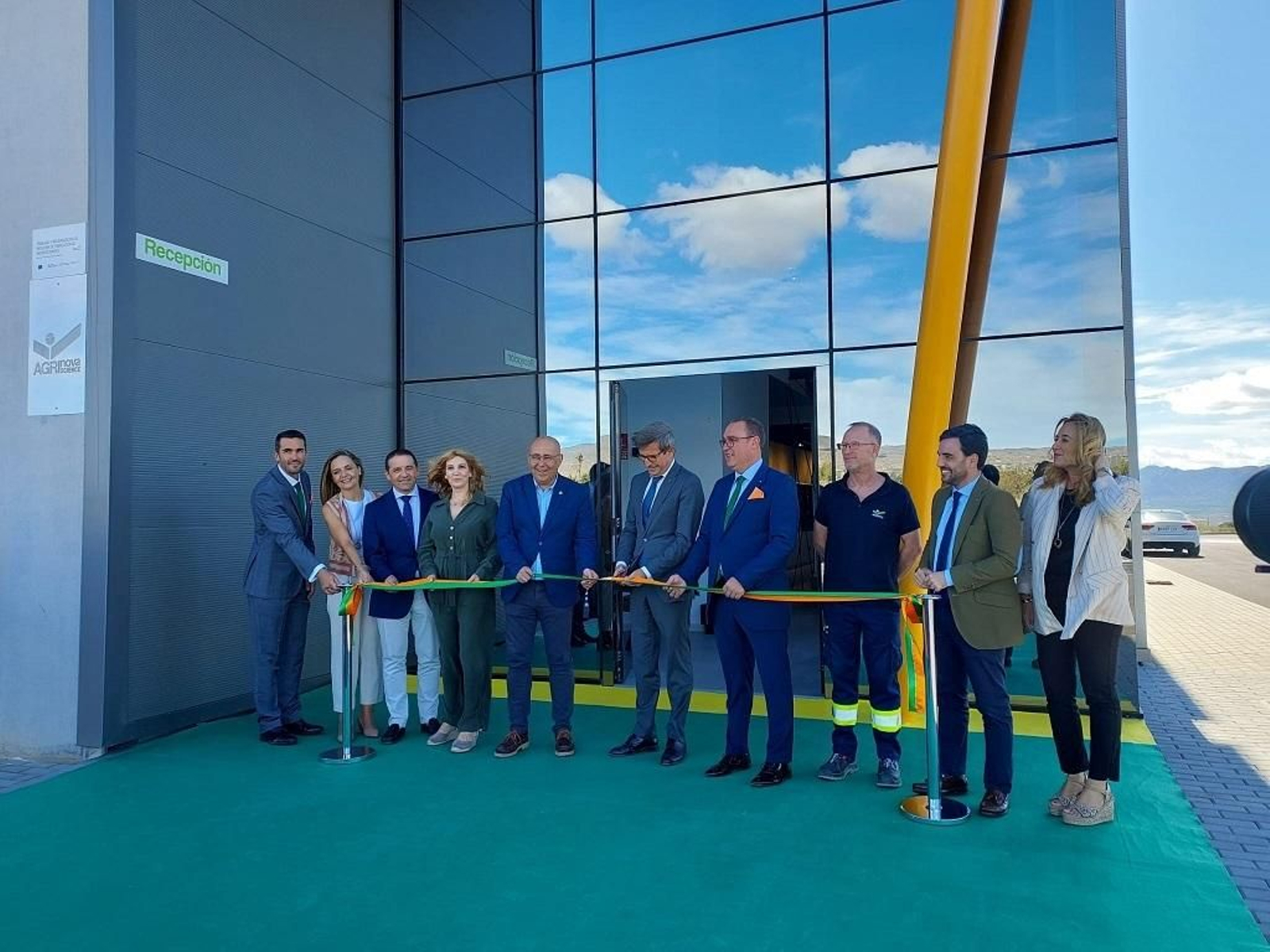Corte de la cinta en la inauguración institucional