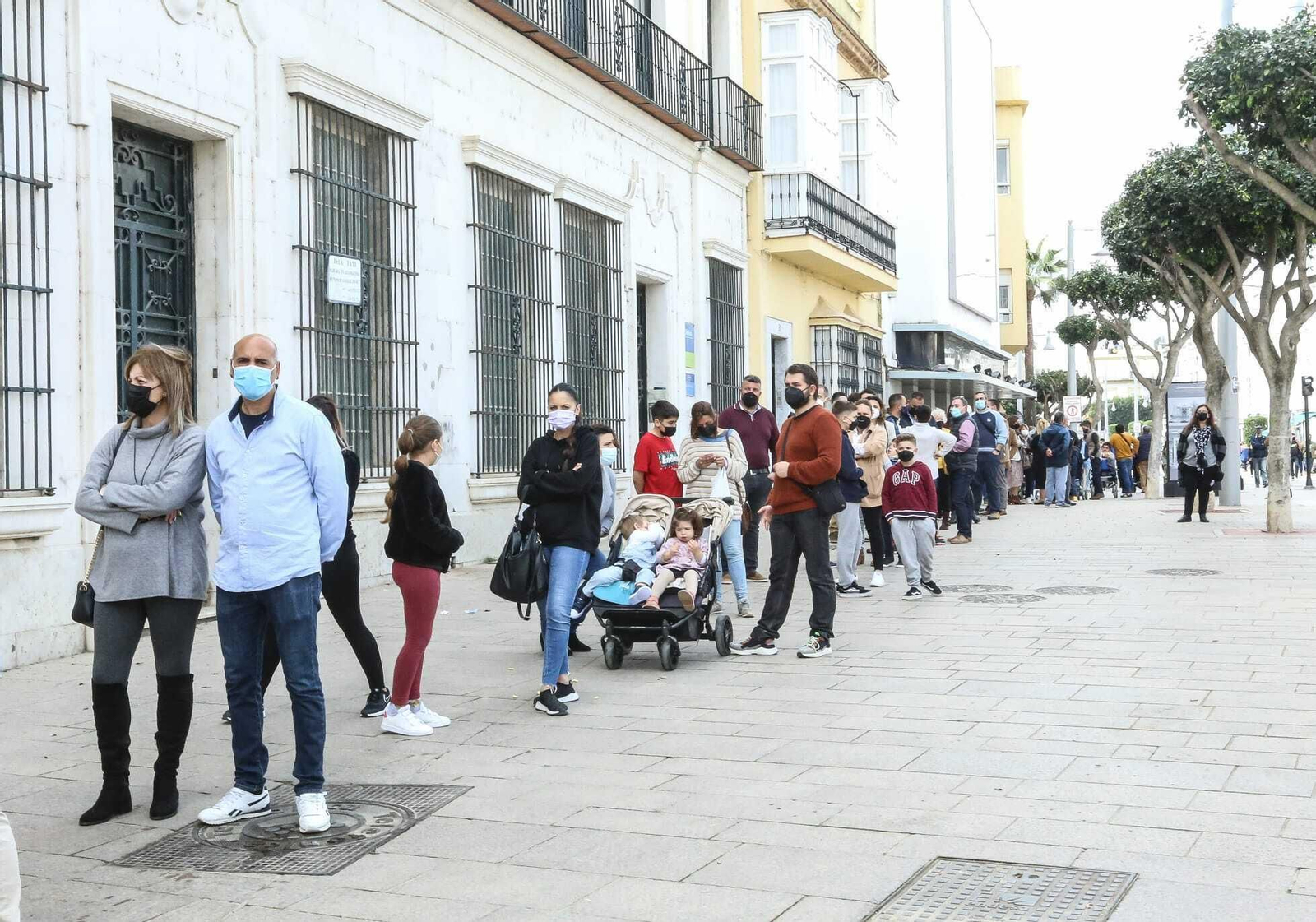 Colas para la calle Real para entrar en la Iglesia Mayor durante la Semana Santa.