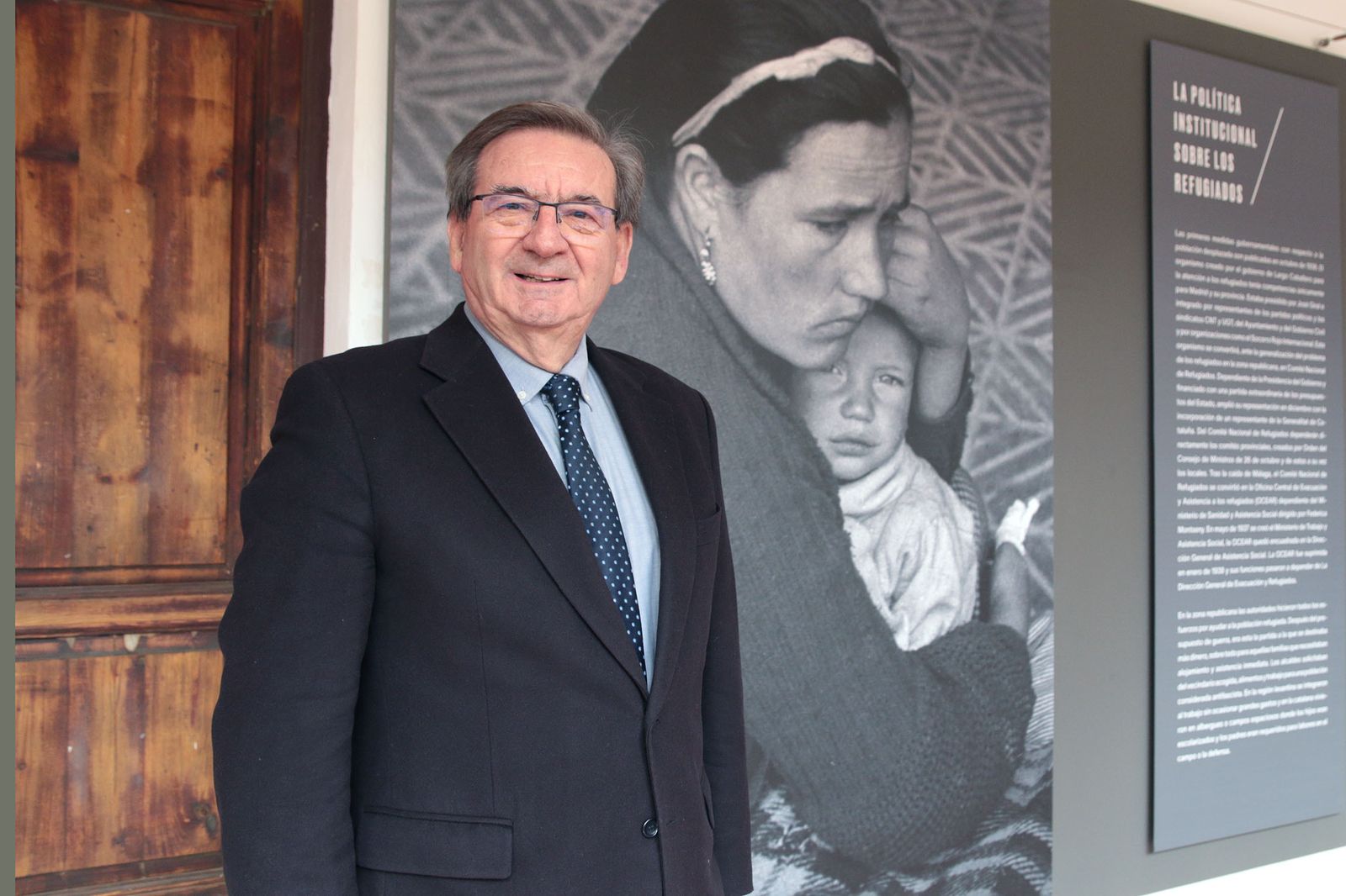 Fernando Martínez ante una de las imágenes de la exposición sobre La Desbandá