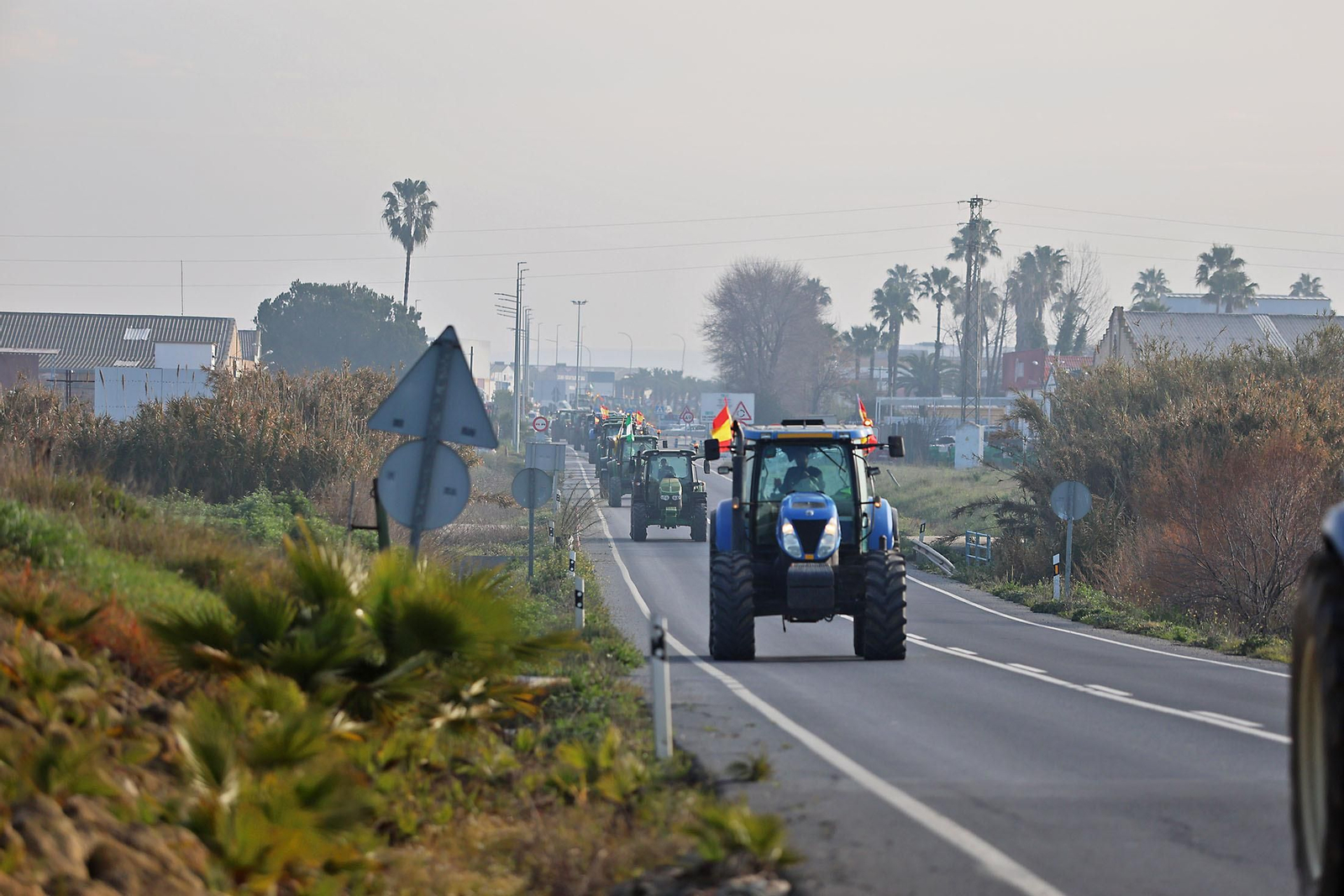 Las imágenes de la tractorada de los agricultores de Huelva este martes