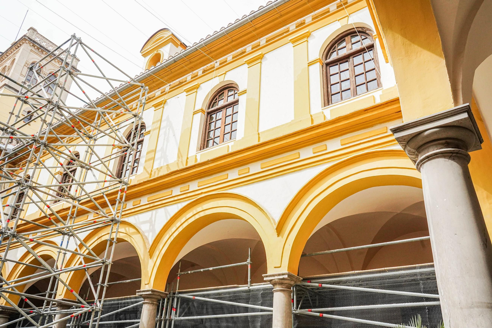 Andamios en el Patio Padre Suárez de la Facultad de Derecho.