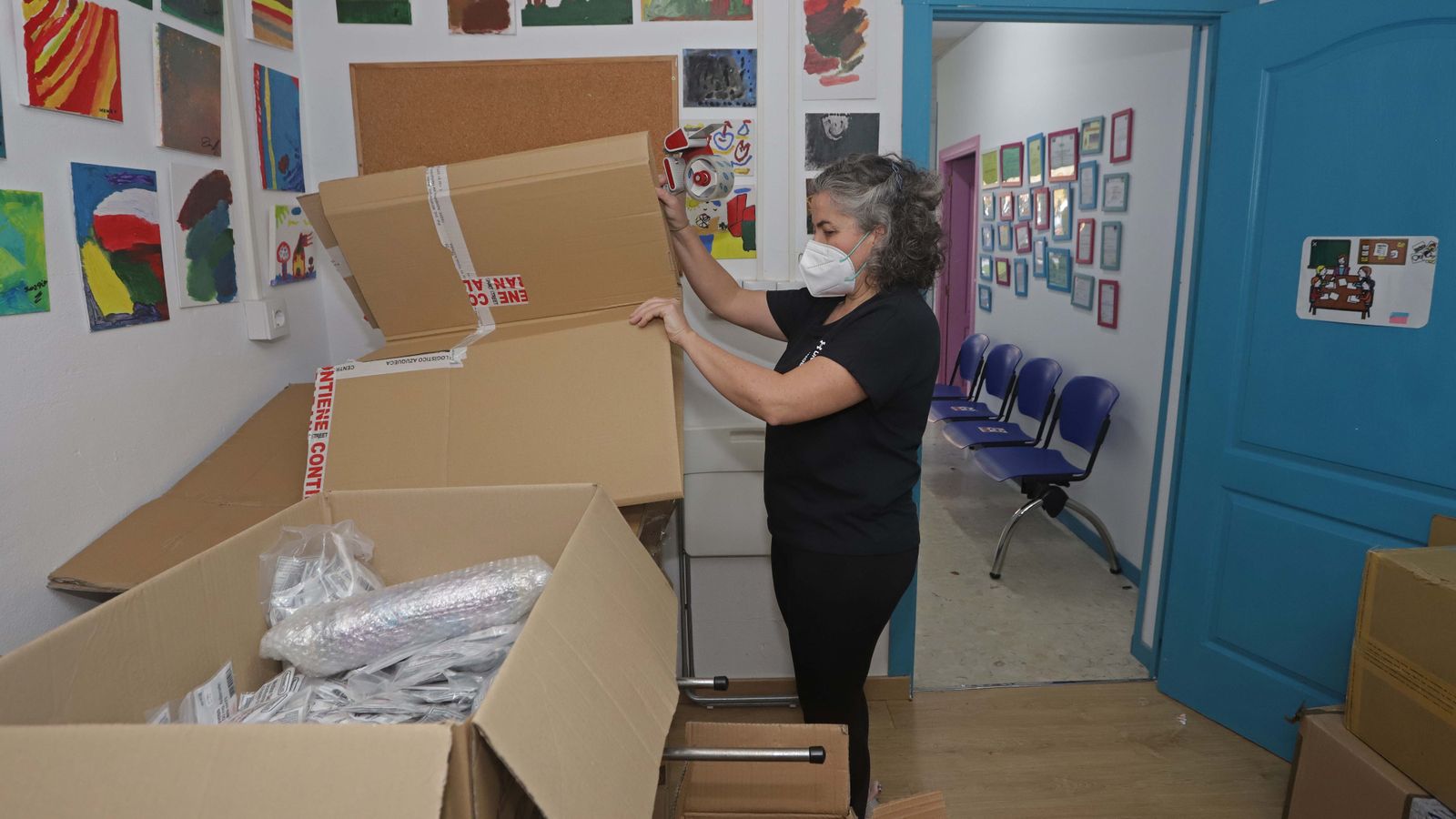 Fotos de la recogida solidaria para Ucrania en el centro Molokai de Algeciras
