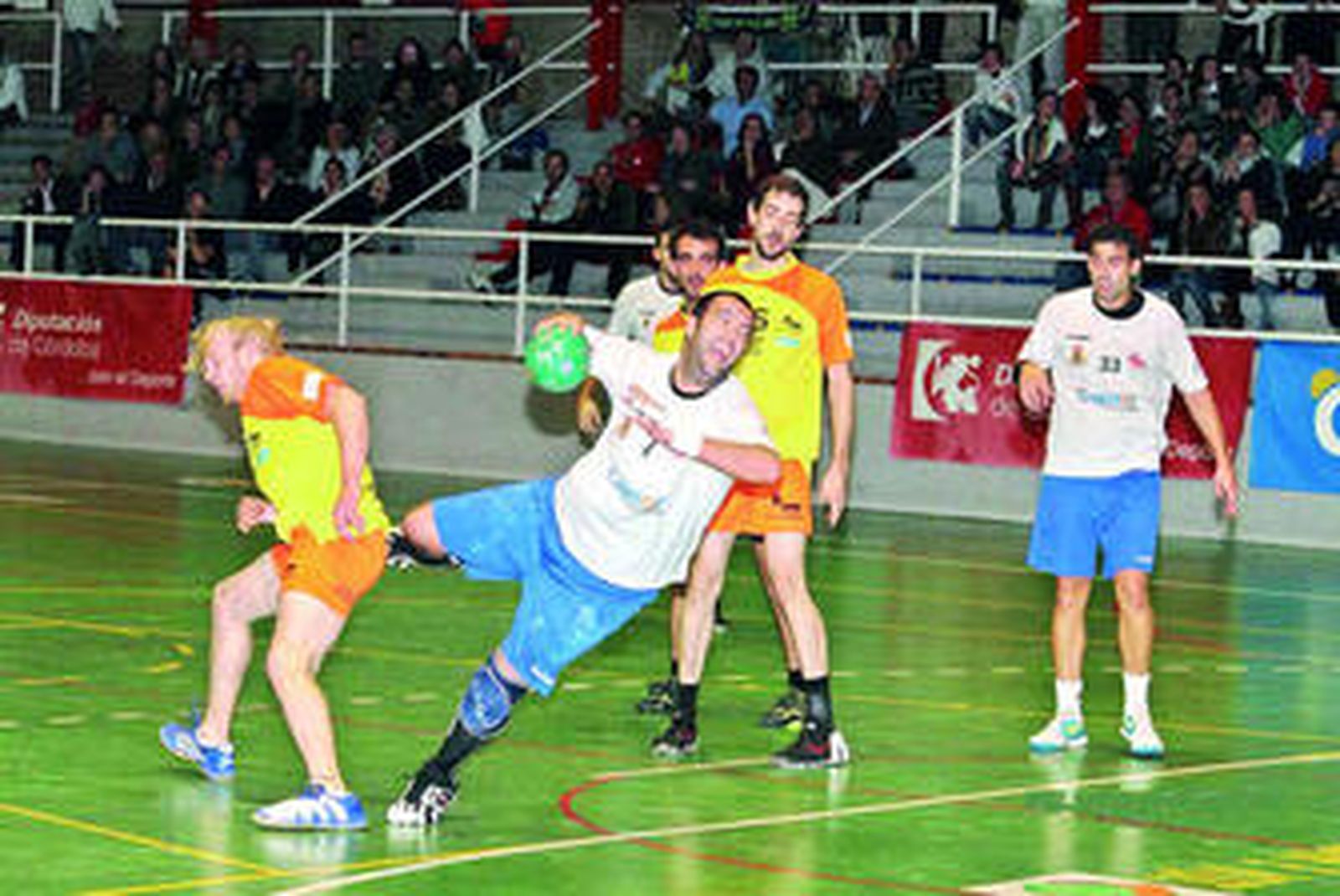 El portugués Filipe Martins se dispone a lanzar desde los seis metros.