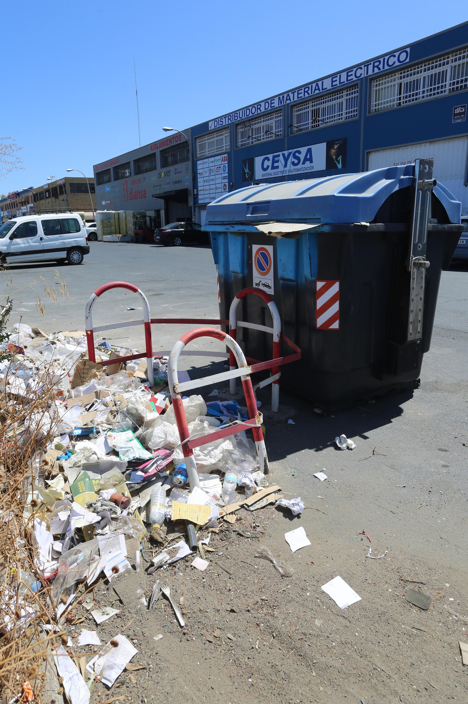 Imágenes de la acumulación de basura en el Polígono San Diego de Huelva