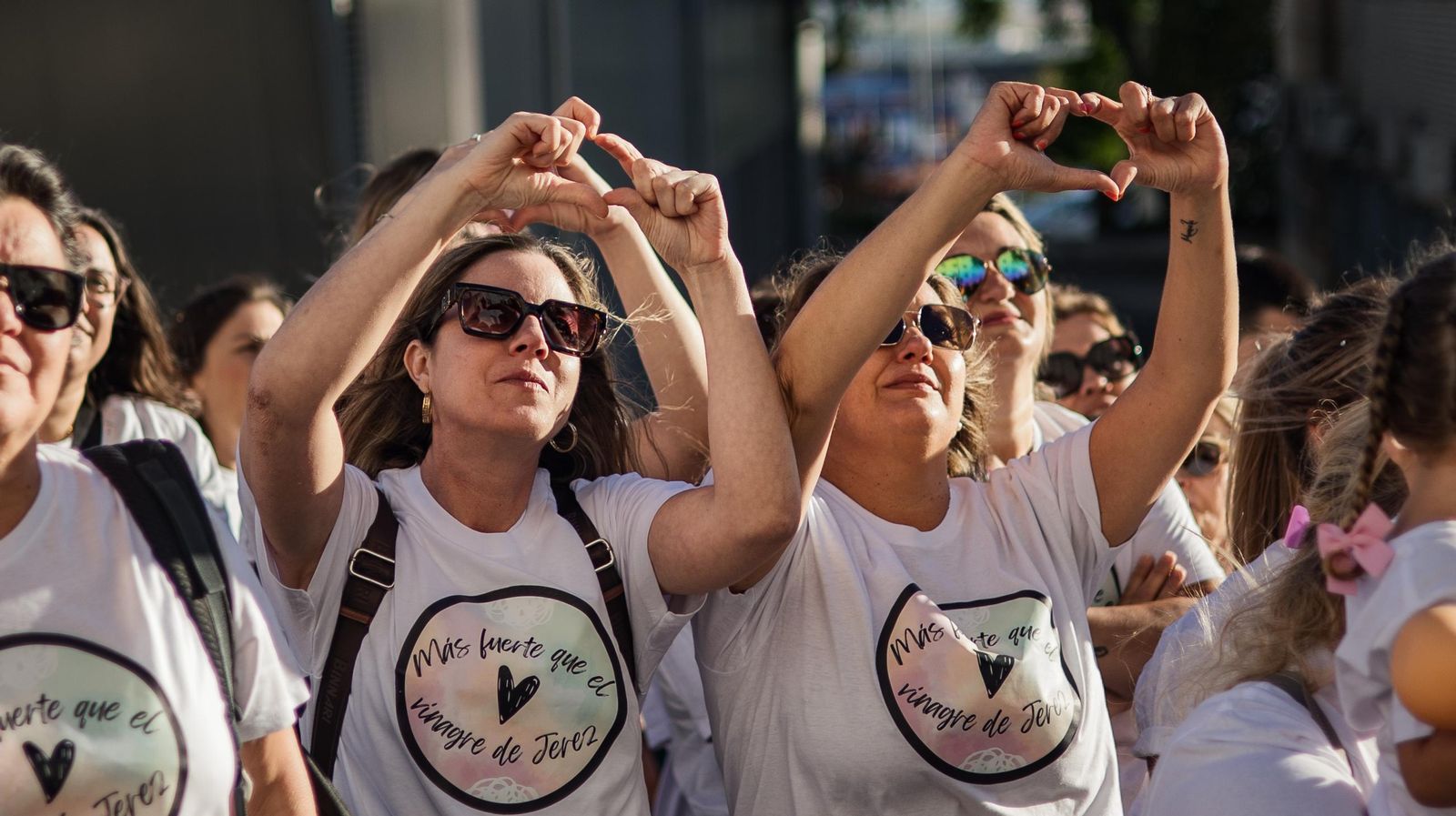 Familia y amigos de Alba Barrera la sorprenden a los pies de su habitación en el Hospital de Jerez