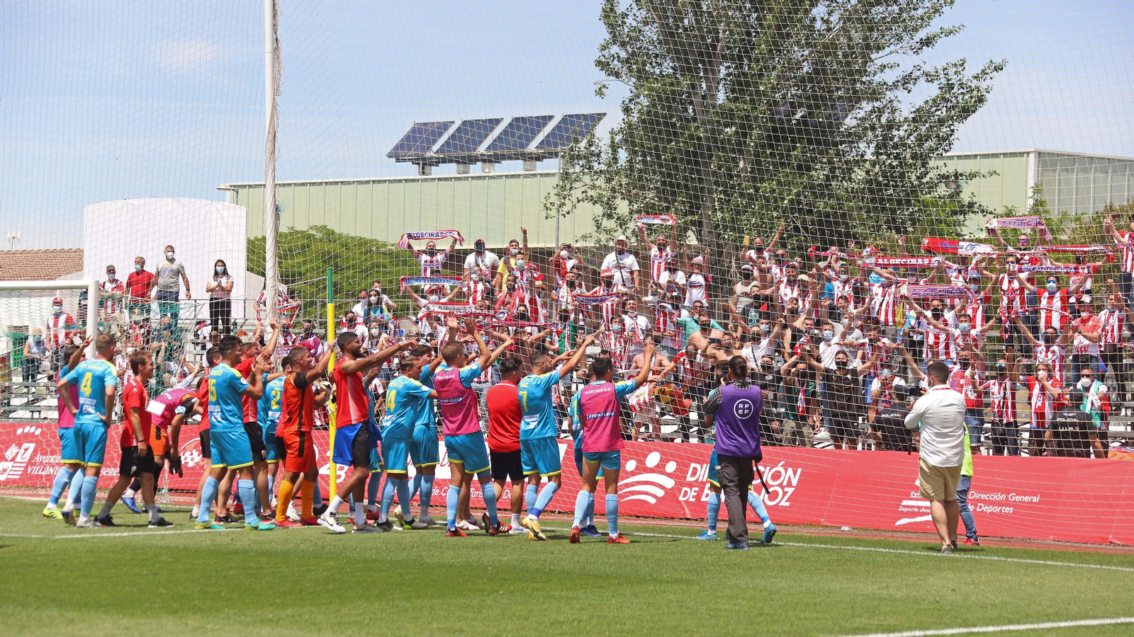 Aficionados y jugadores del Algeciras celebran en Villanueva de la Serena.