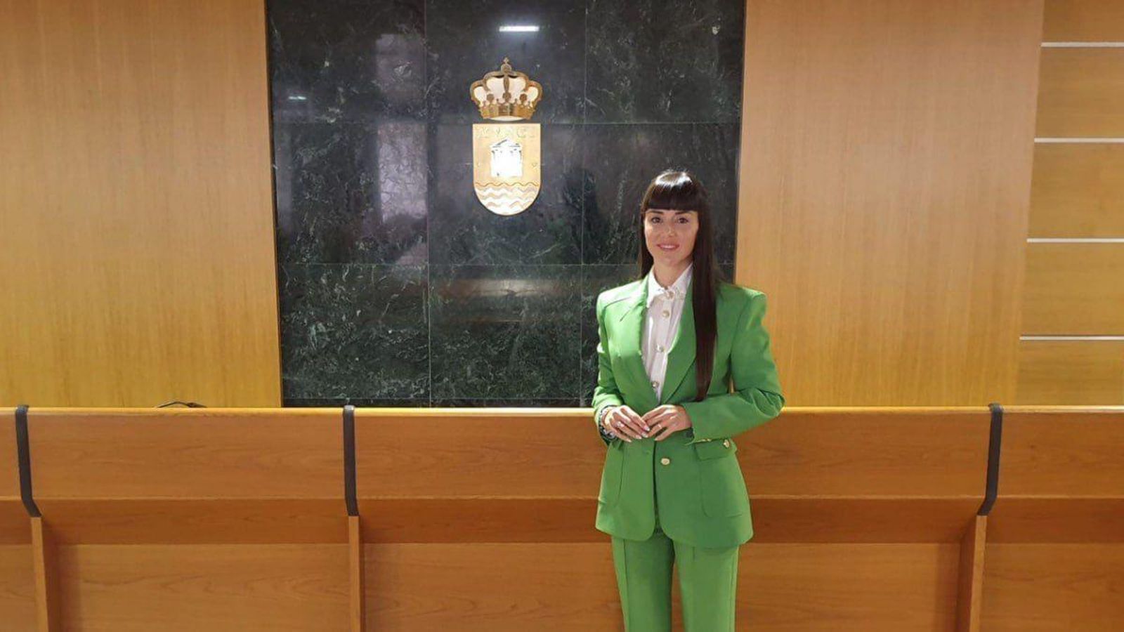 La ejidense, ante el escudo de su municipio.