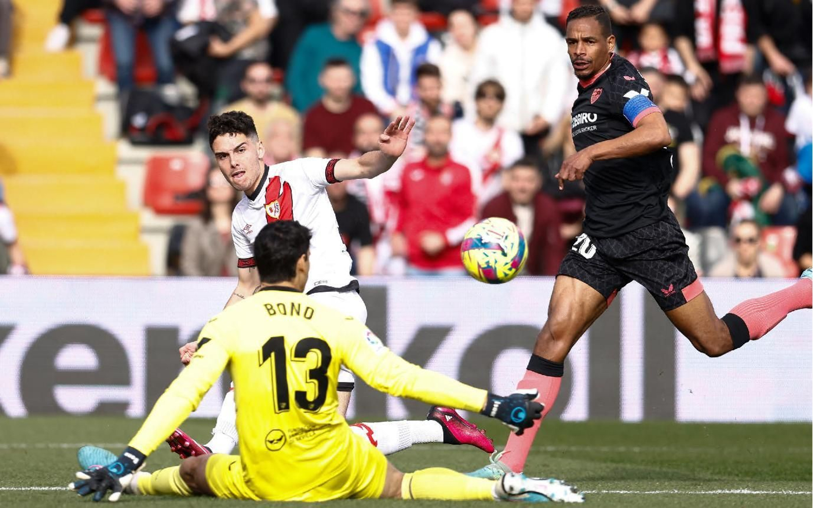 Bono saca la primera ocasión del partido ante Camello.