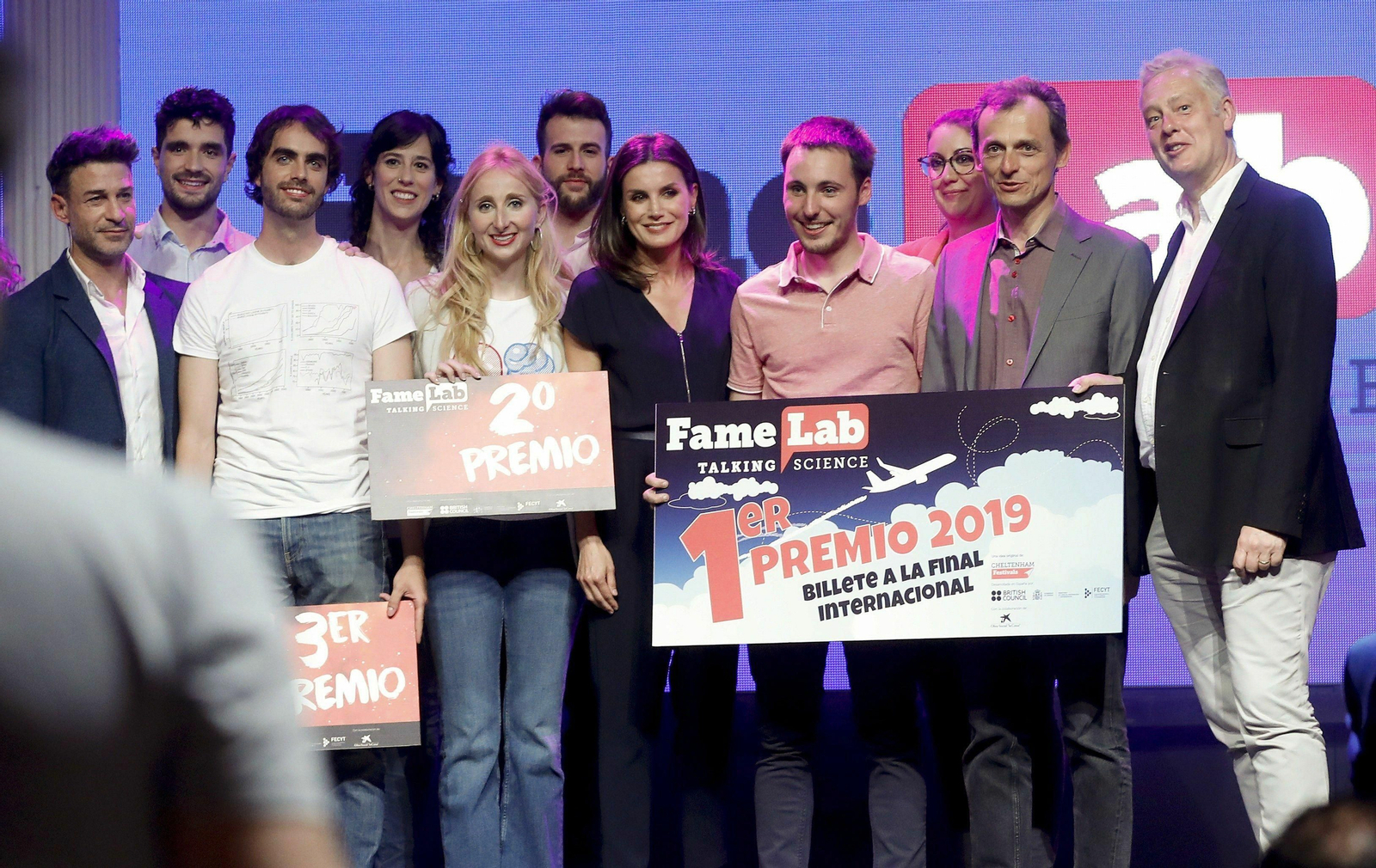 María Luz Cádiz, detrás del ministro de Ciencia, Pedro Duque, en la final de Famelab.
