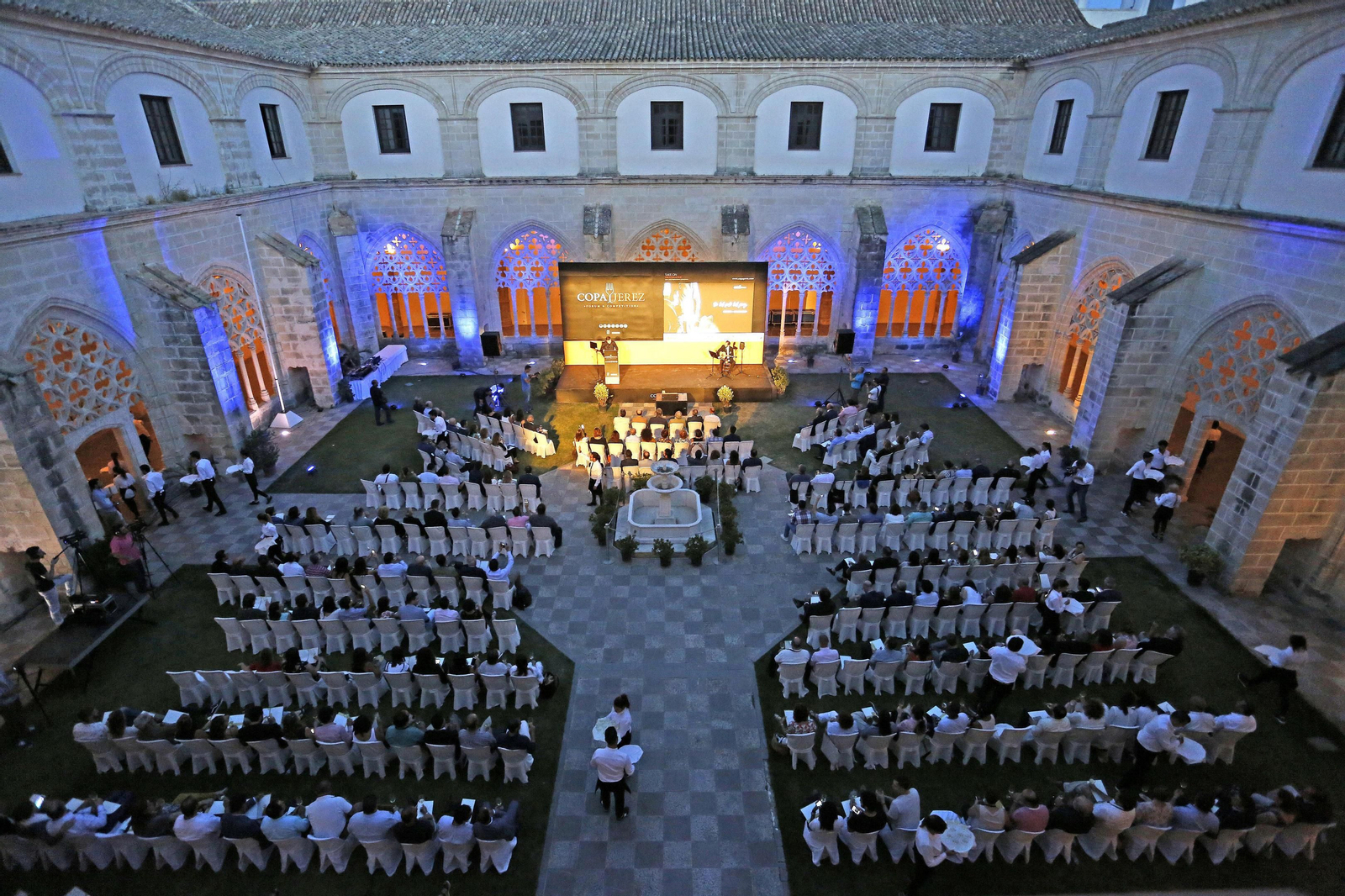 Retrospectiva de una actuación musical con maridaje gastronómico en el incomparable marco de Los Claustros.