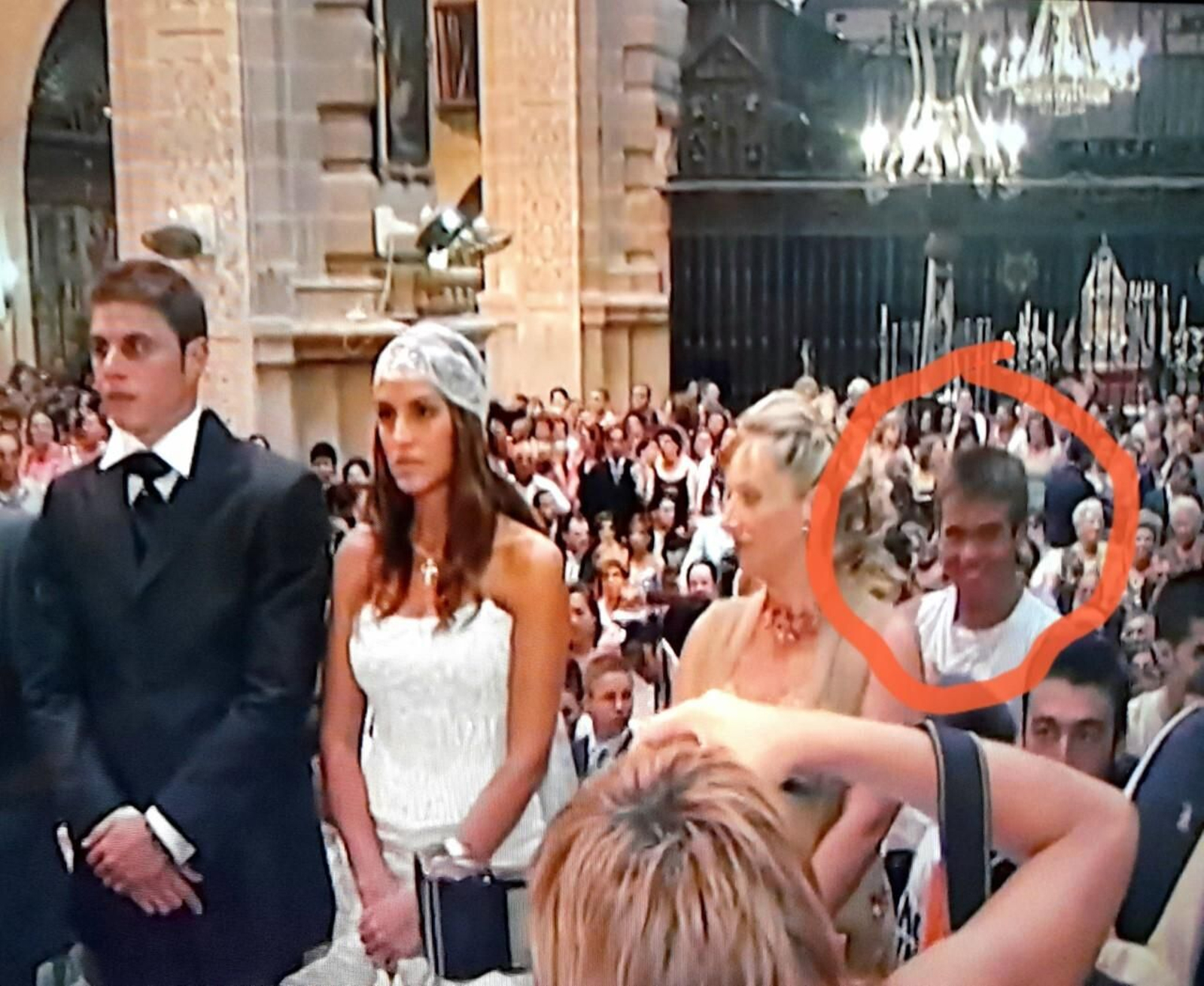 Captura del vídeo con el adolescente que casi se coloca en el lugar del novia durante la celebración