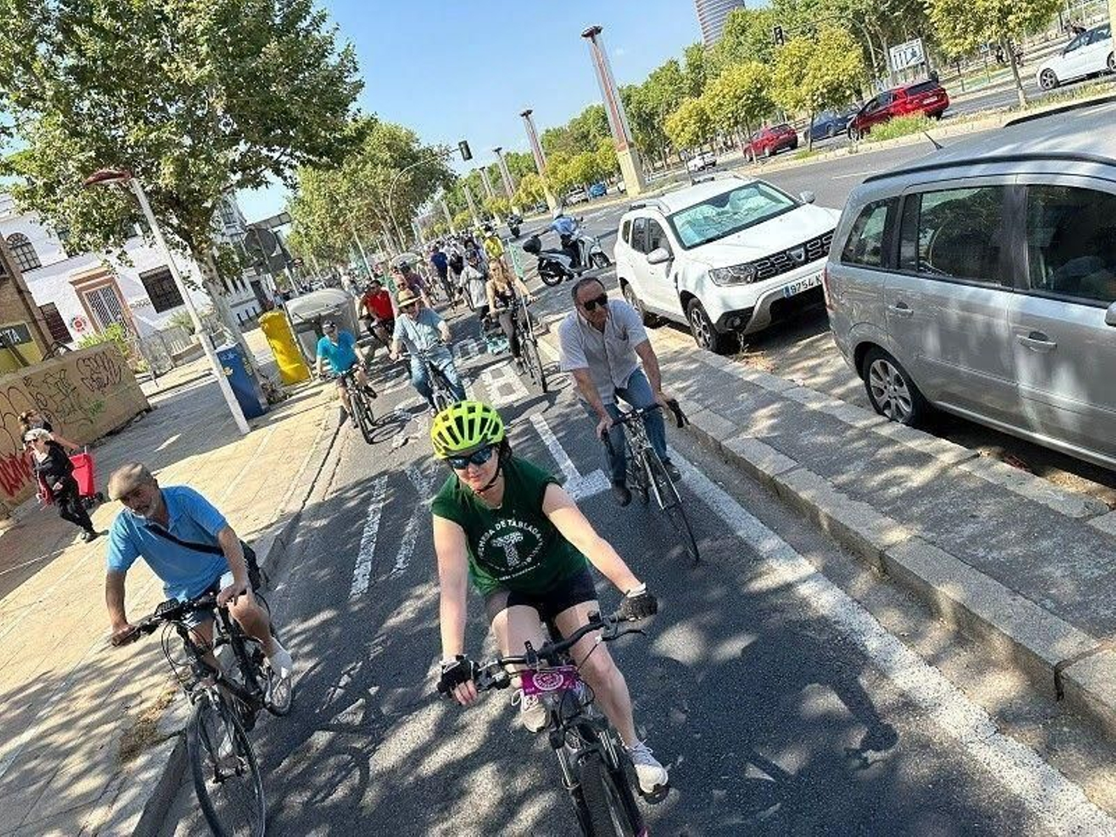 Manifestación de ciclistas para reclamar que se mantenga el carril bici de Luis de Morales.