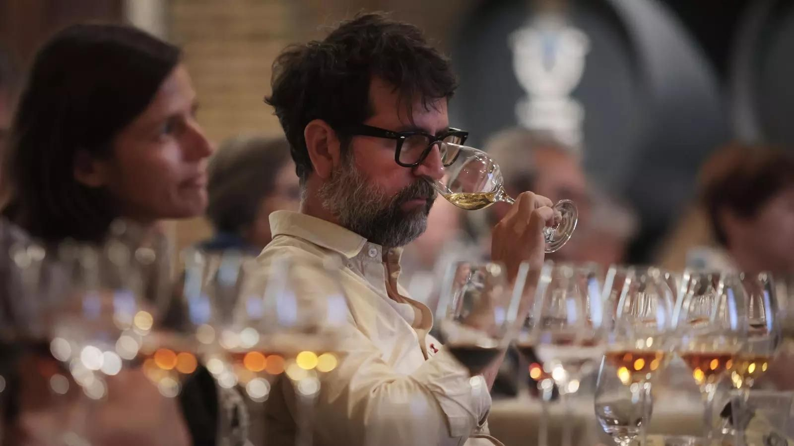 Asistentes a una cata en la sede del Consejo Regulador del vino de Jerez.