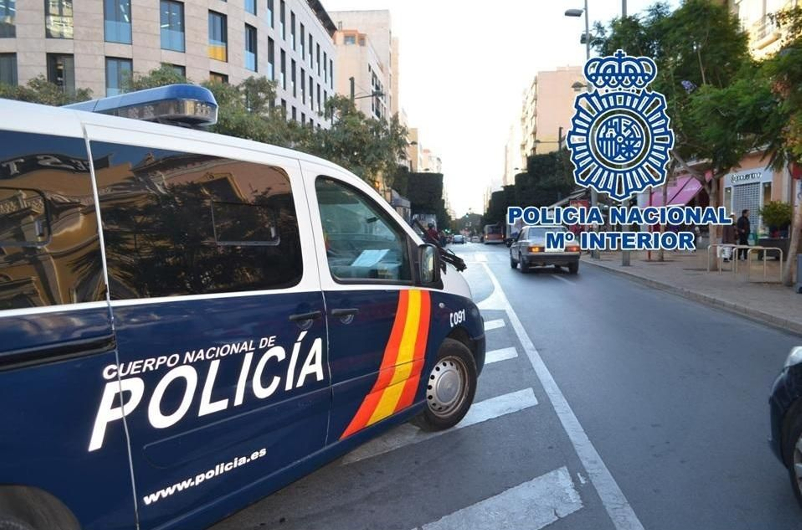 Imagen de archivo de un furgón de la Policía Nacional en las calles de Granada