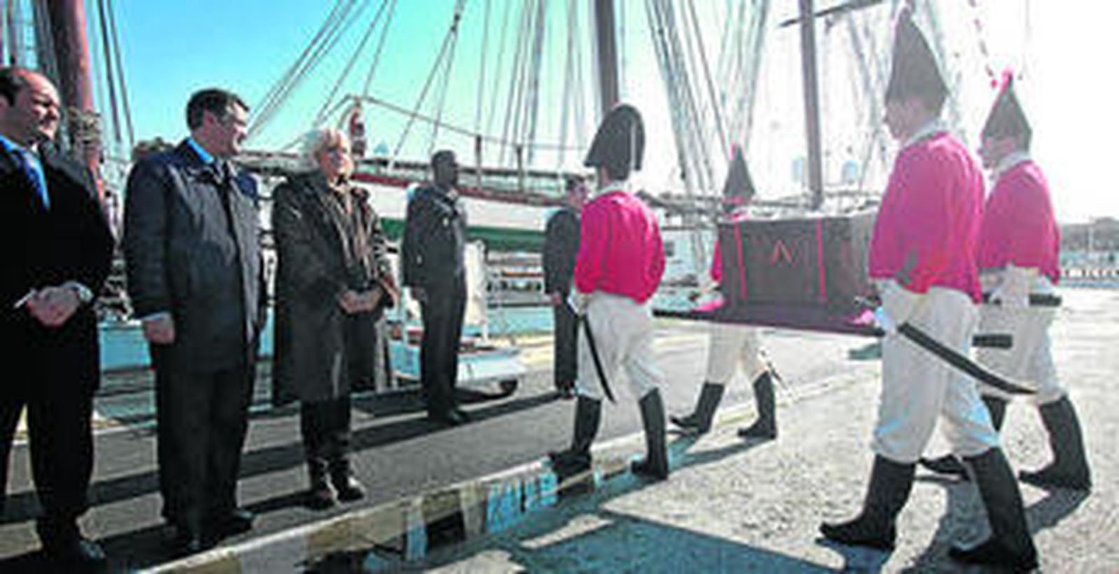 Juan José Ortiz, Ignacio Romaní y Teófila Martínez asisten al embarque de los restos de Ramón Power al buque-escuela 'Juan Sebastián Elcano'.