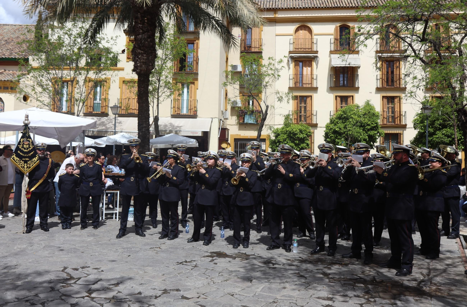 Sevilla acaricia la Semana Santa en un Domingo de Pasión lleno de cultos