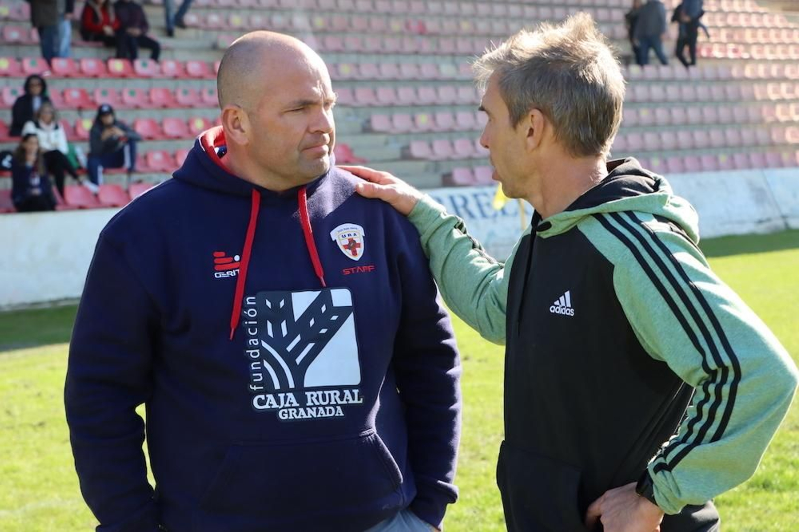 Quintana dialoga con junto con Hernán Quirelli 'Falu', el técnico de las pasadas tres temporadas, en el descanso de un partido.
