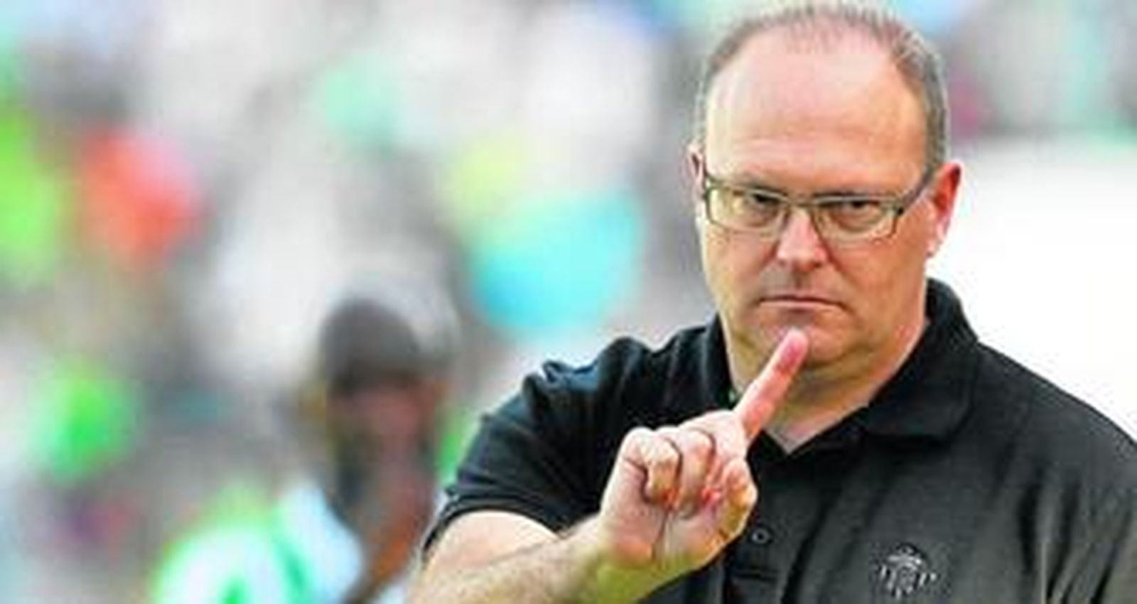 Pepe Mel realiza un gesto de disconformidad con su dedo índice durante el partido del sábado frente al Cartagena en Heliópolis.