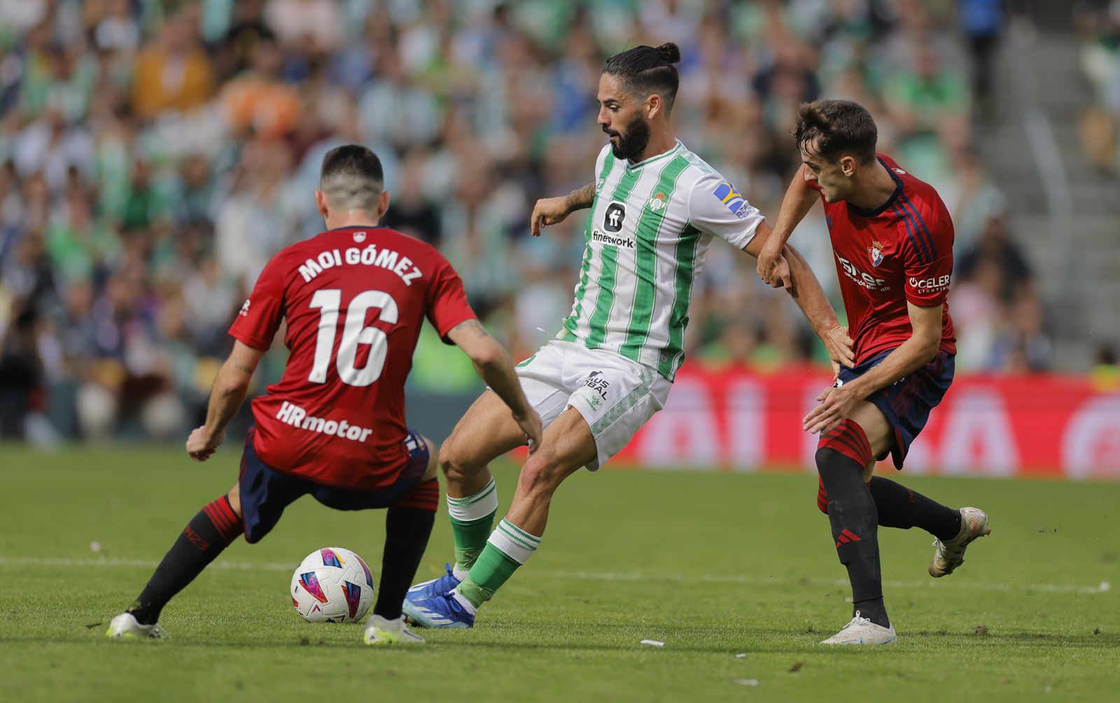 Isco es presionado por Moi Gómez y Aimar.