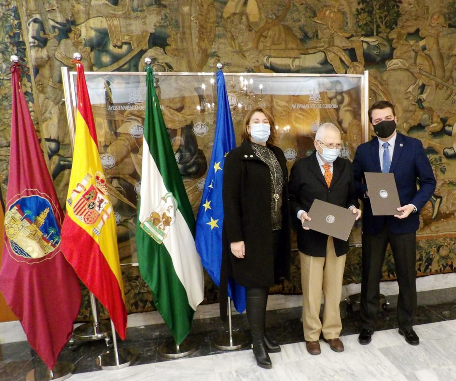 Dirigentes institucionales tras la firma del acuerdo.