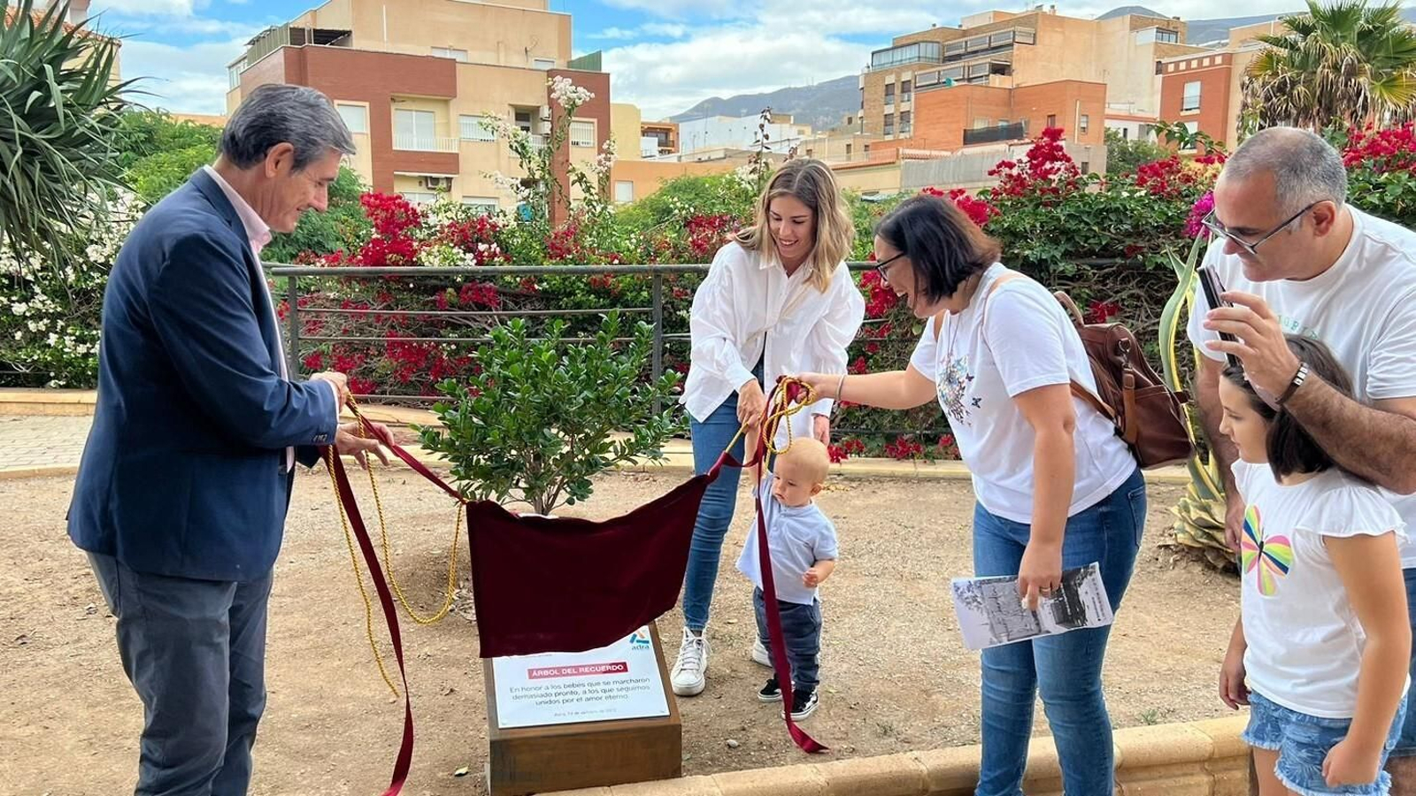 Momento en el que se descubre la placa conmemorativa.
