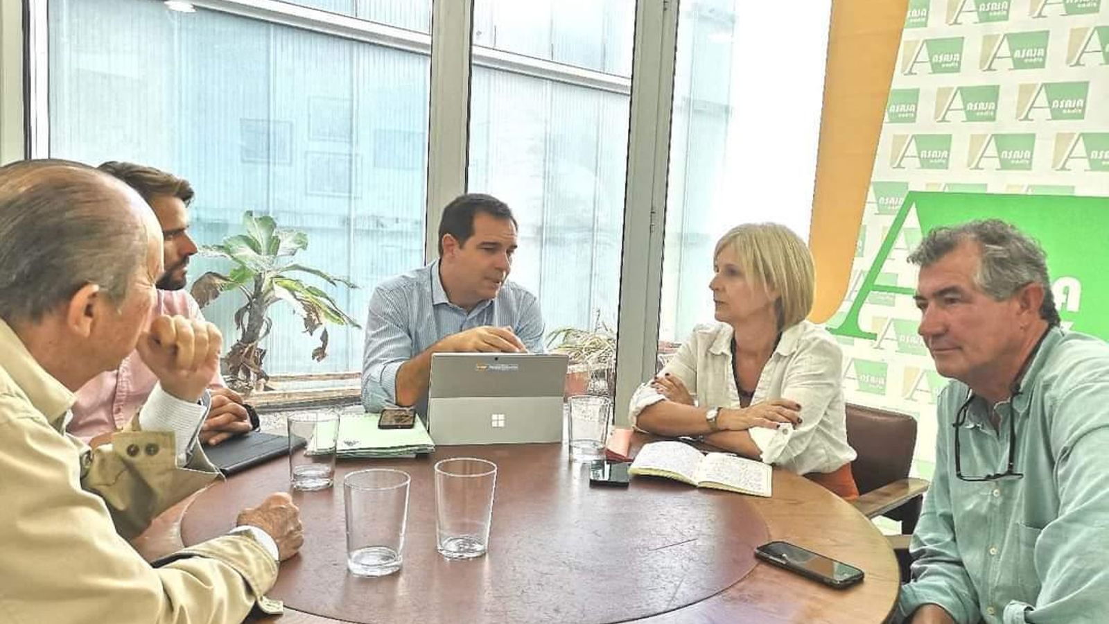 Responsables del PP y Asaja-Cádiz durante la reunión de trabajo para hablar de la sequía en el Marco.