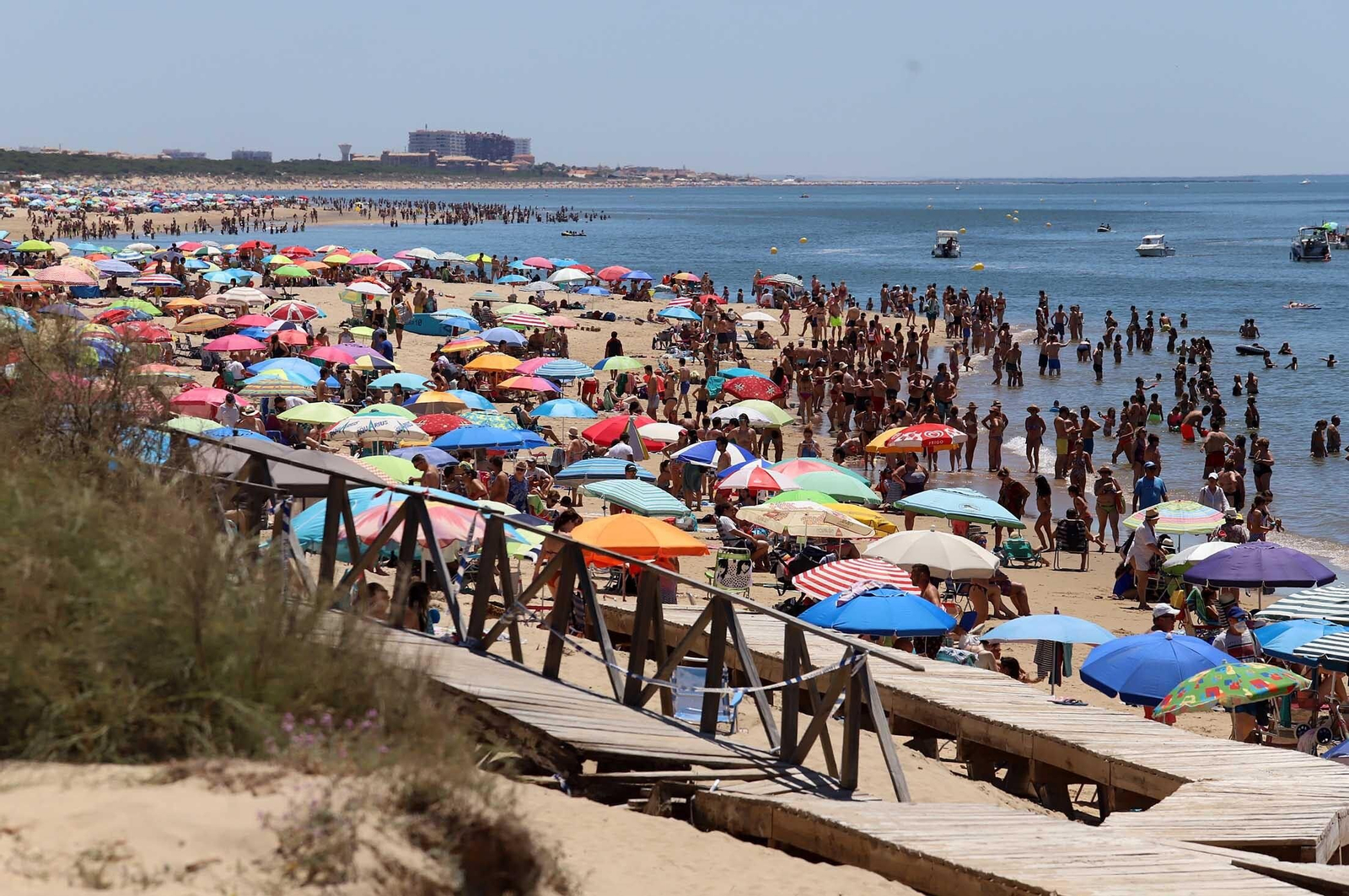 Las imágenes más destacadas del primer domingo de verano en las playas de Huelva