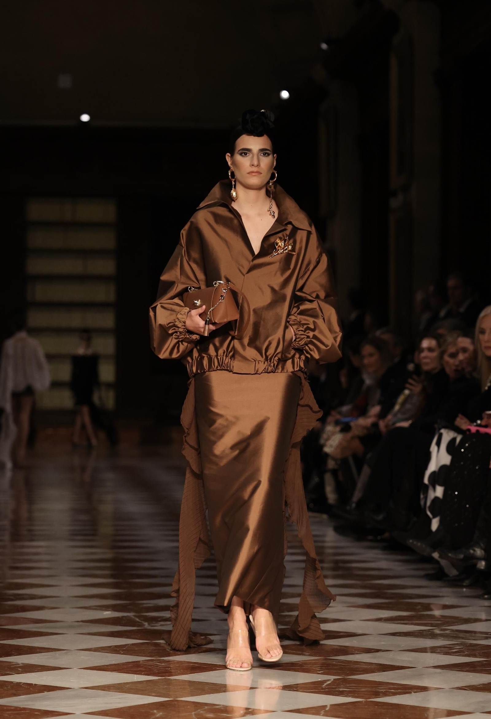 Desfile de Juana Martín en el Archivo de Indias de Sevilla