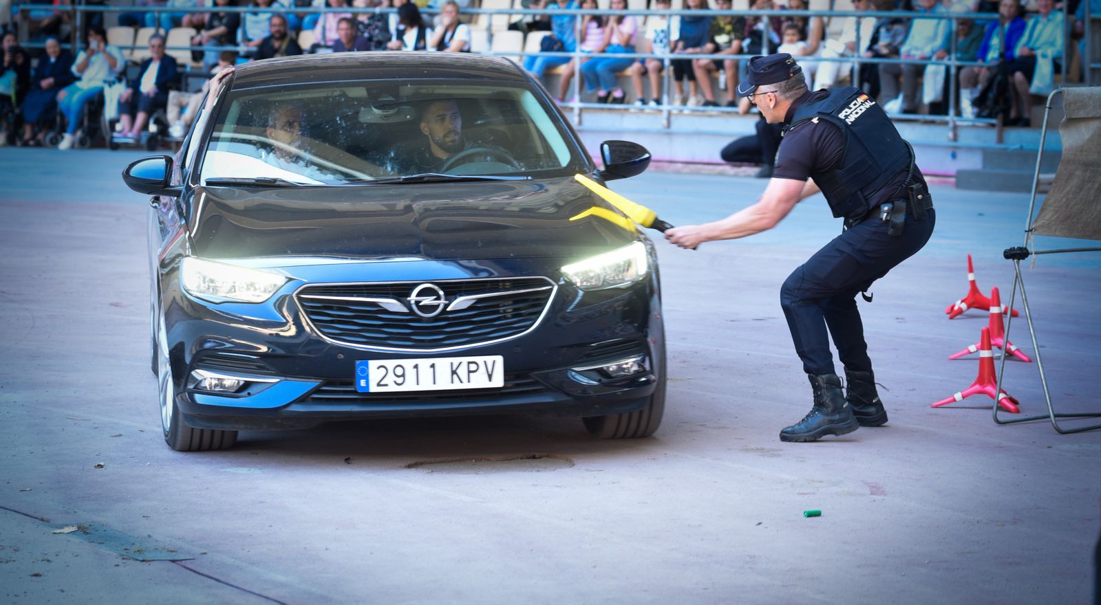 La exhibición policial con participación de la Unidad Aérea, Guías Caninos y Caballería, en imágenes