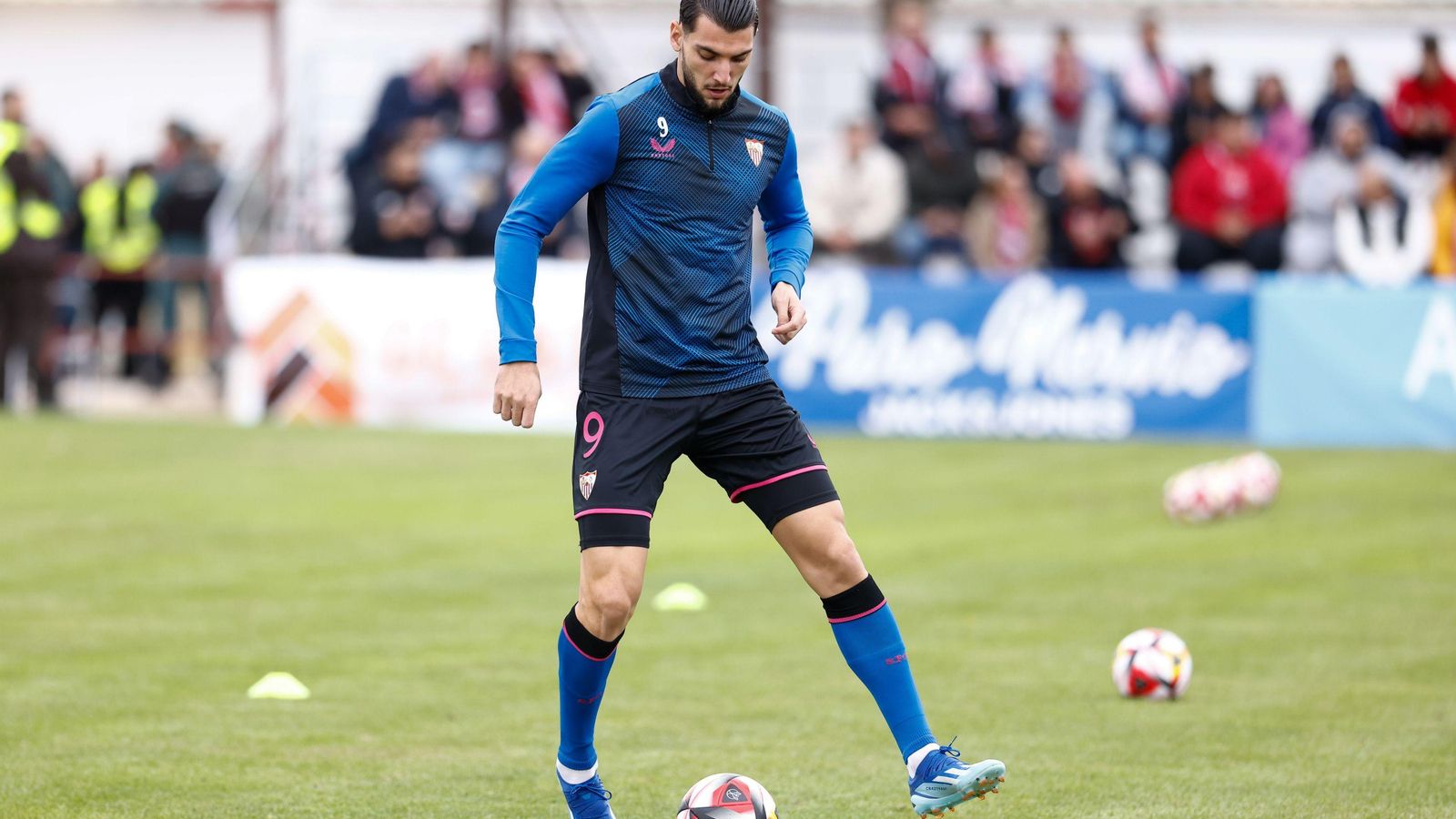 Rafa Mir, antes de un partido con el Sevilla.