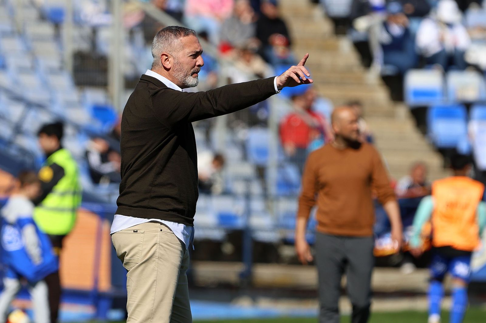 Arzu da una orden a sus jugadores durante el partido del Yeclano.