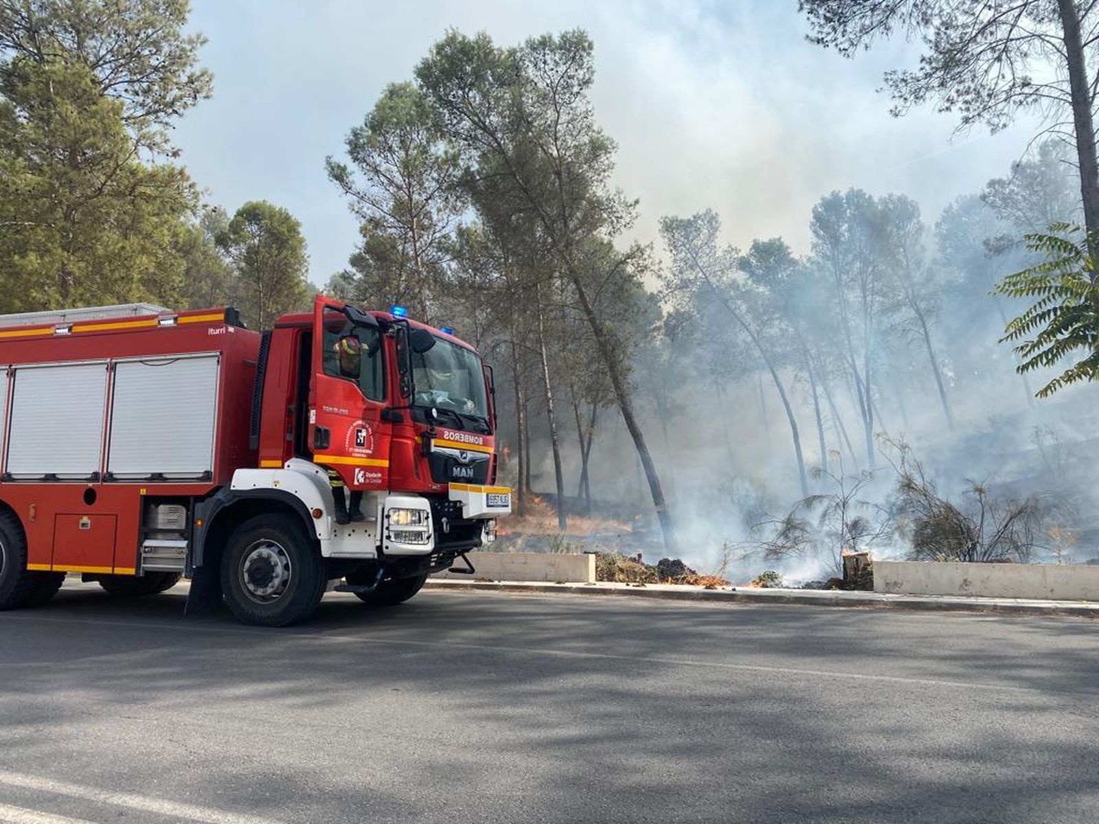 Coche de bomberos en Benamejí.