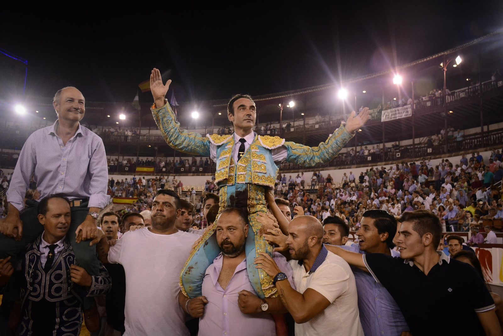 Salida a hombres de Enrique Ponce y el ganadero Juan Pedro Domecq el pasado año tras la corrida Picassiana-Crisol.