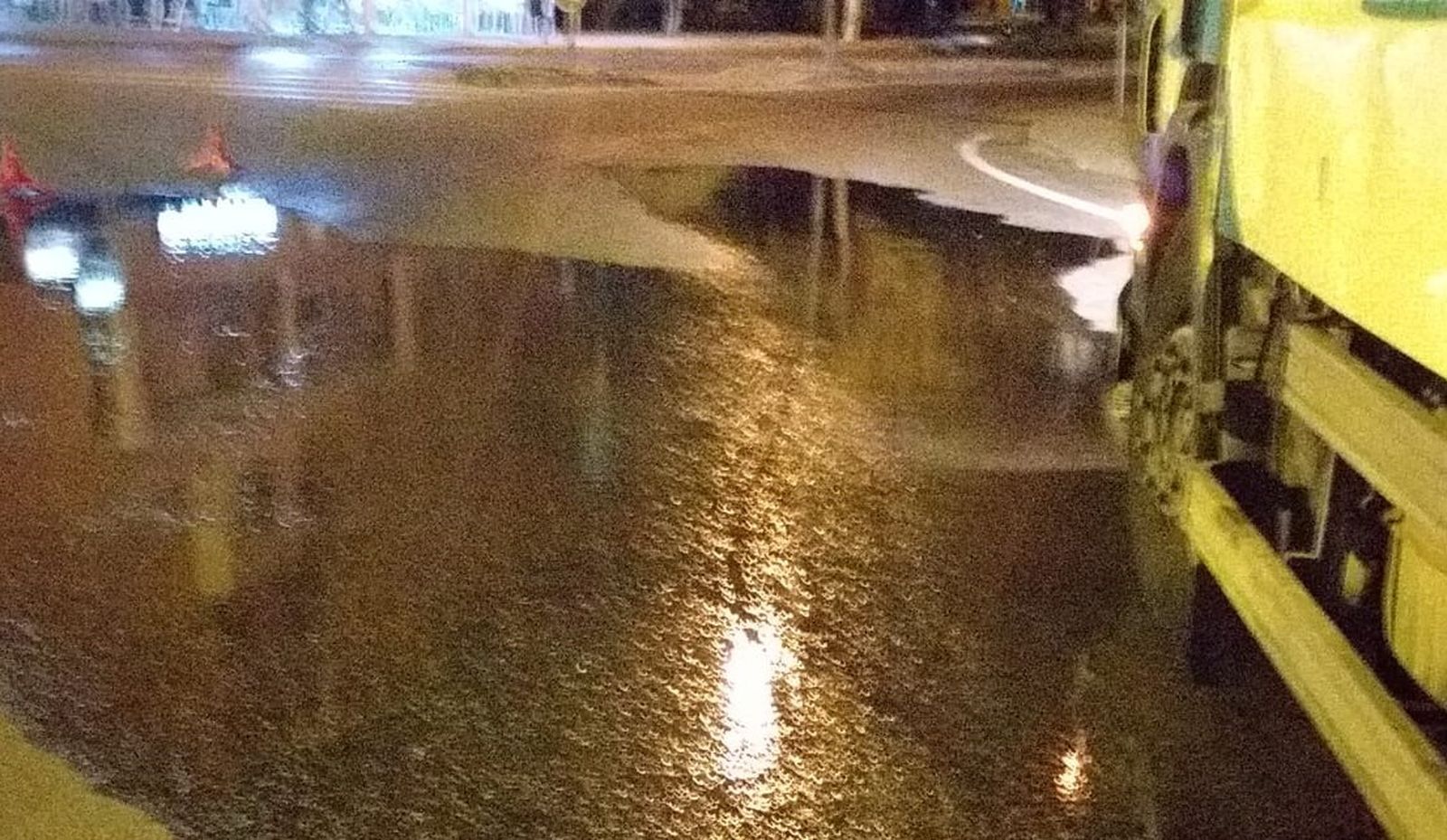 La avería de un camión de la basura dejó una gran mancha de aceite en la vía pública.